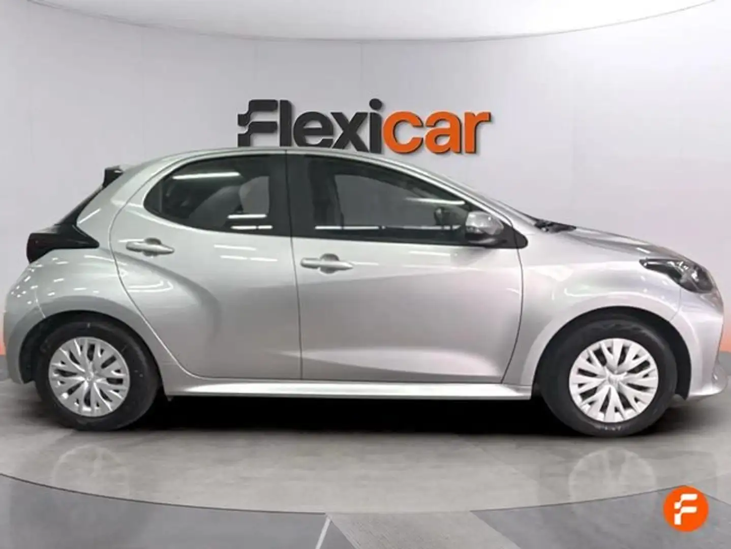 Toyota Yaris 120H 1.5 Business Plus Gris - 2