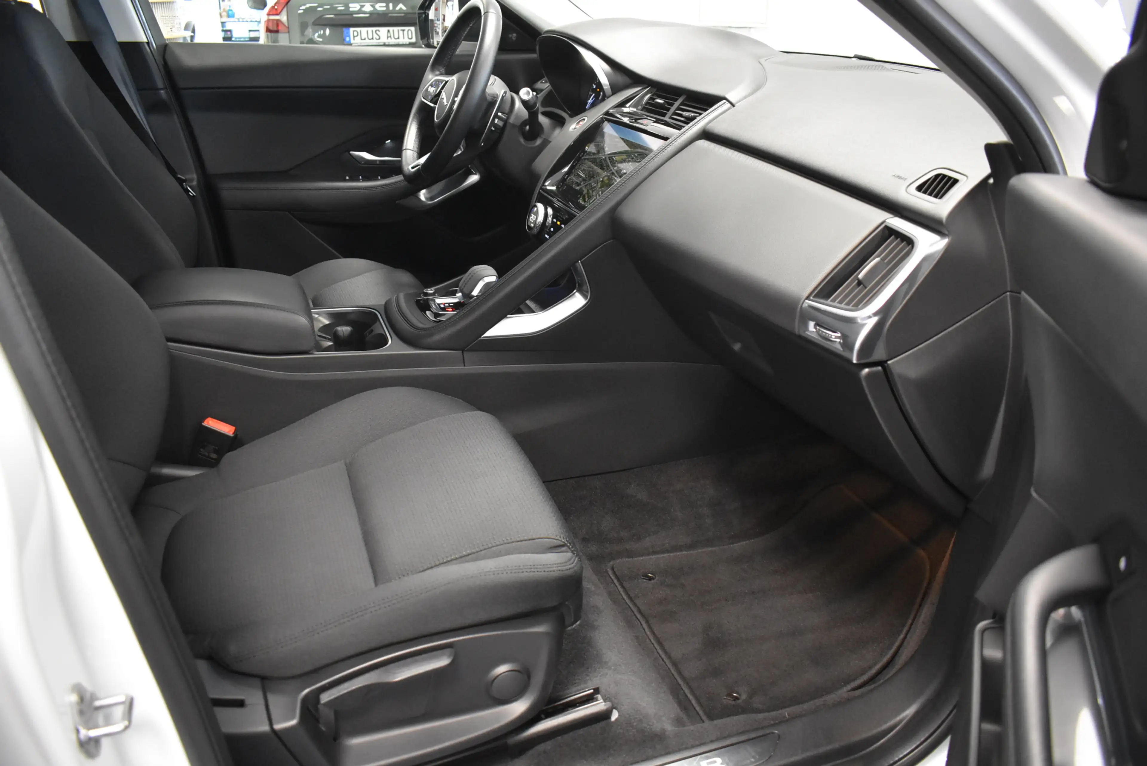Jaguar E-Pace P160 Aut. LED Navi Kamera PDC 1-Hand — photo 8