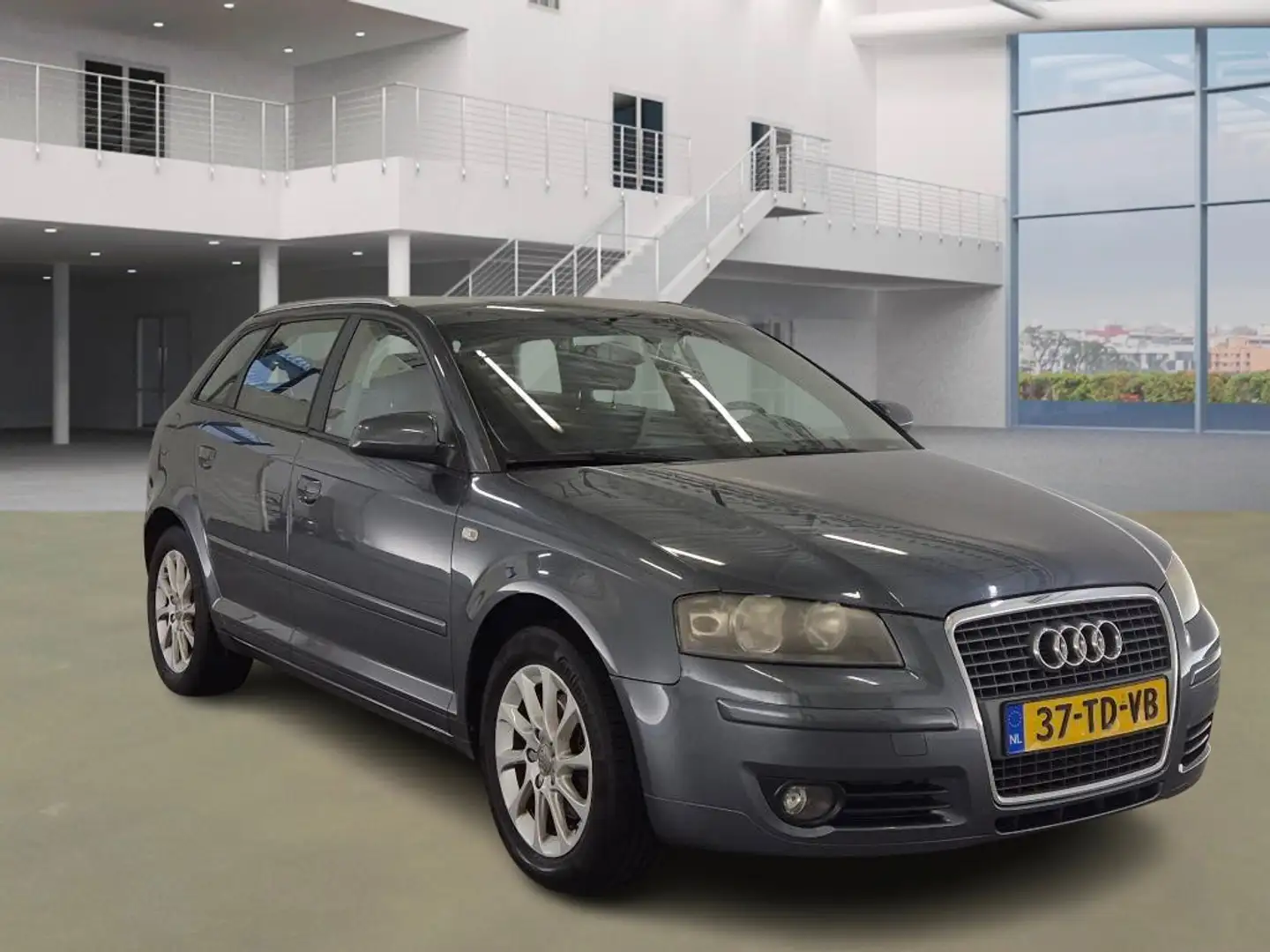 Audi A3 Sportback 2.0 FSI Ambiente/CRUISE/ VELGEN Grijs - 2