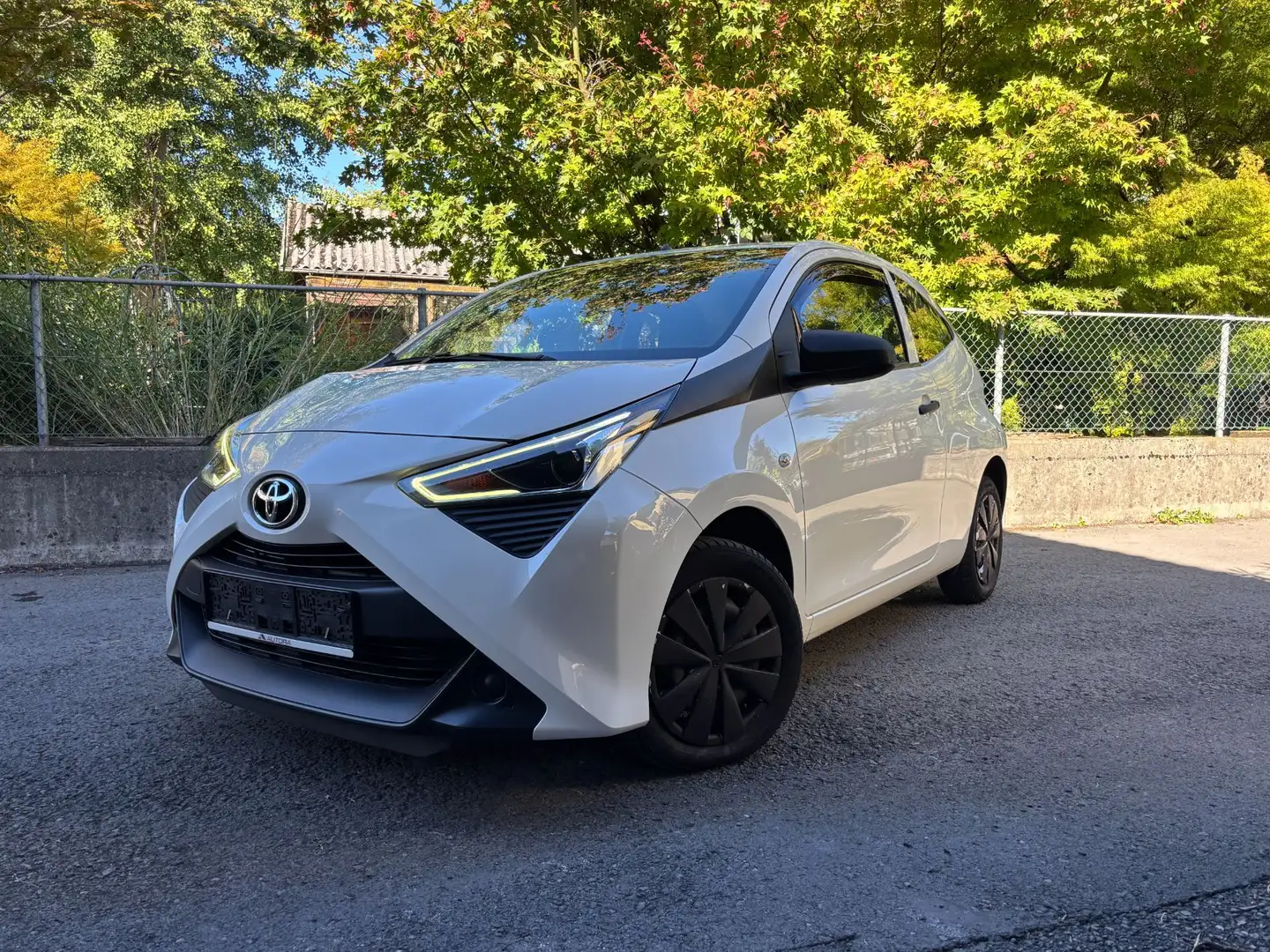 Toyota Aygo 1,0 VVT-i x / Öl Service Neu / Vermittlungsverkauf Weiß - 1