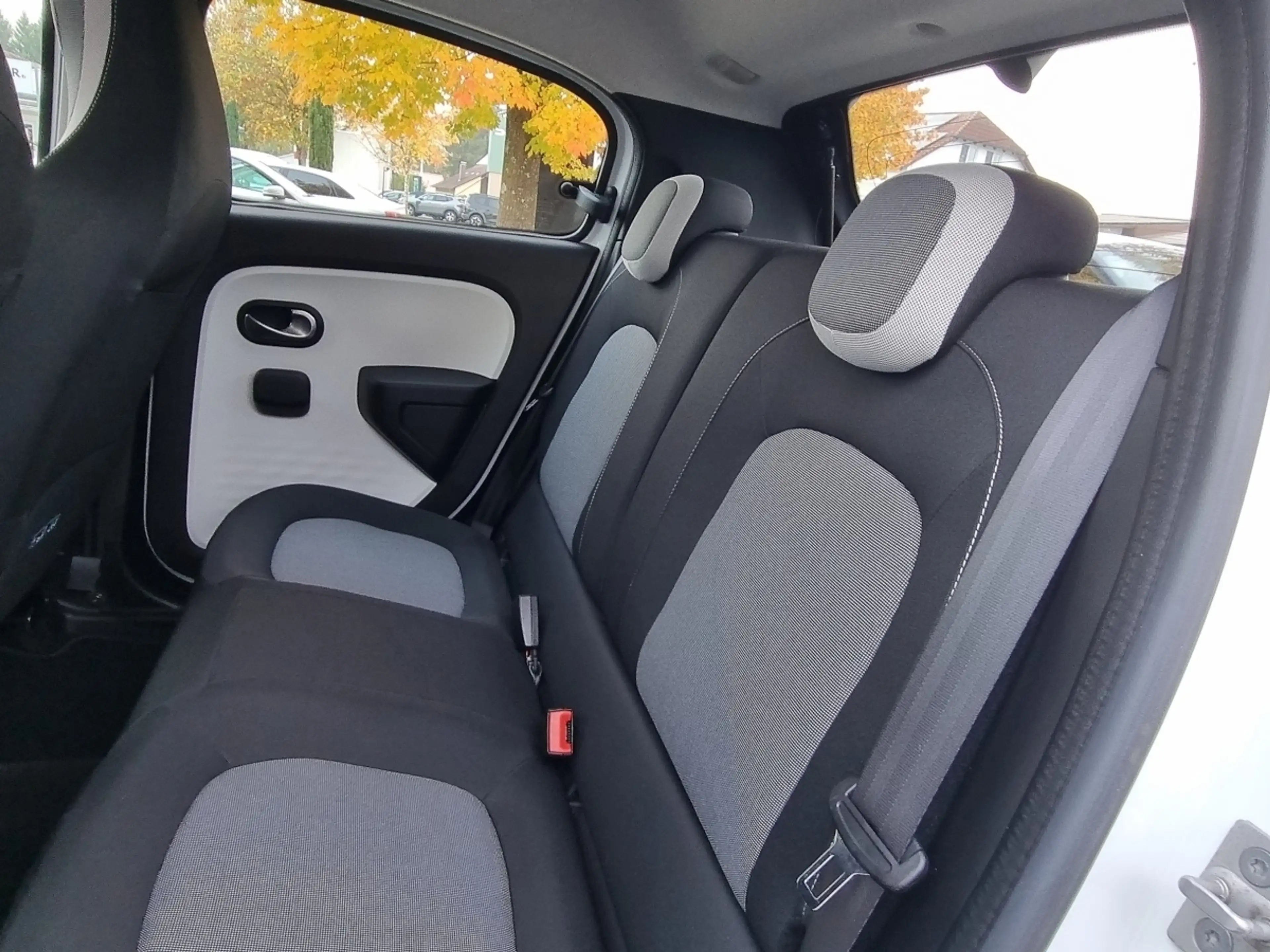 Renault Twingo LIMITED SCe 70 EDC — photo 8