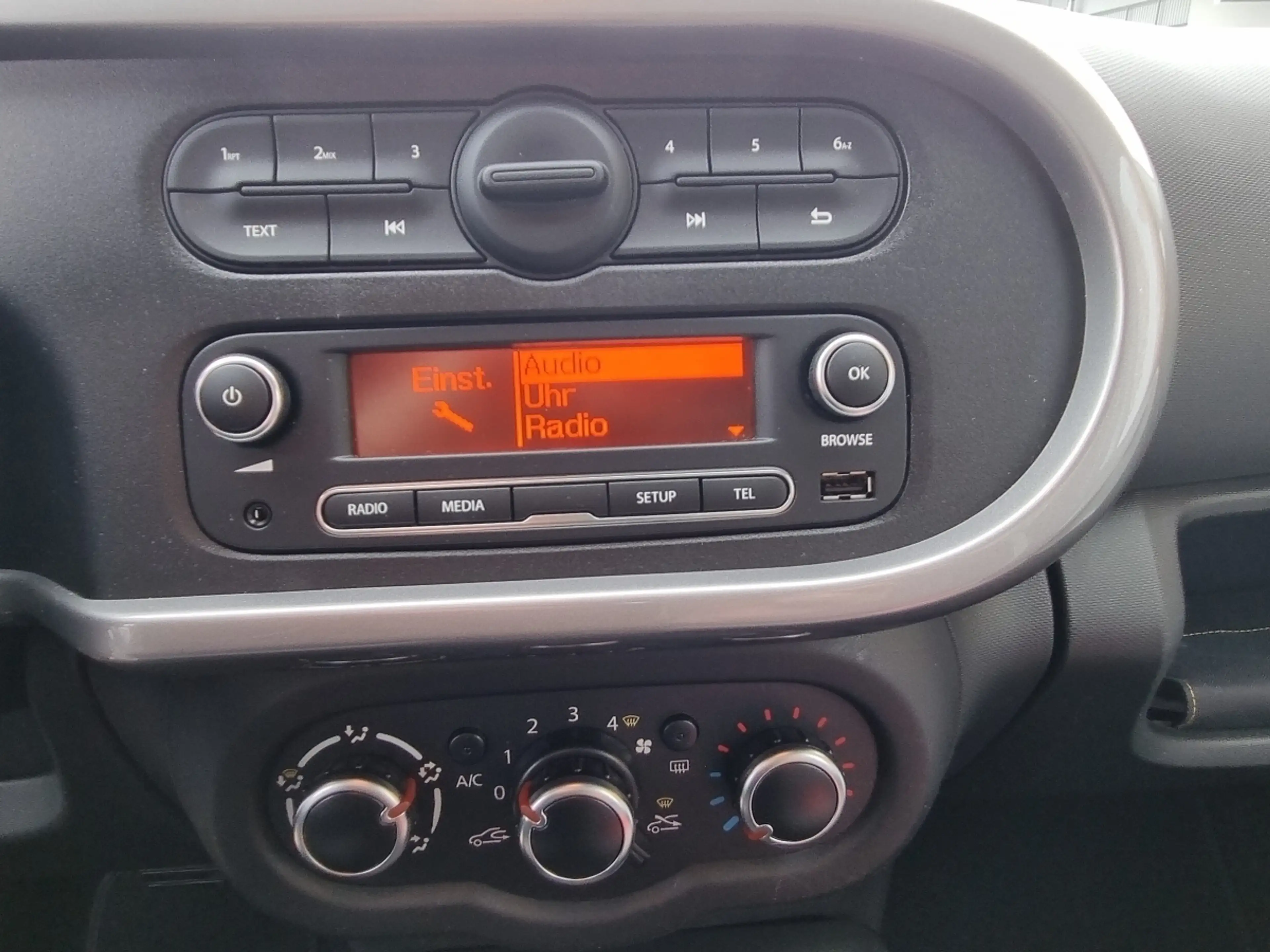 Renault Twingo LIMITED SCe 70 EDC — photo 11