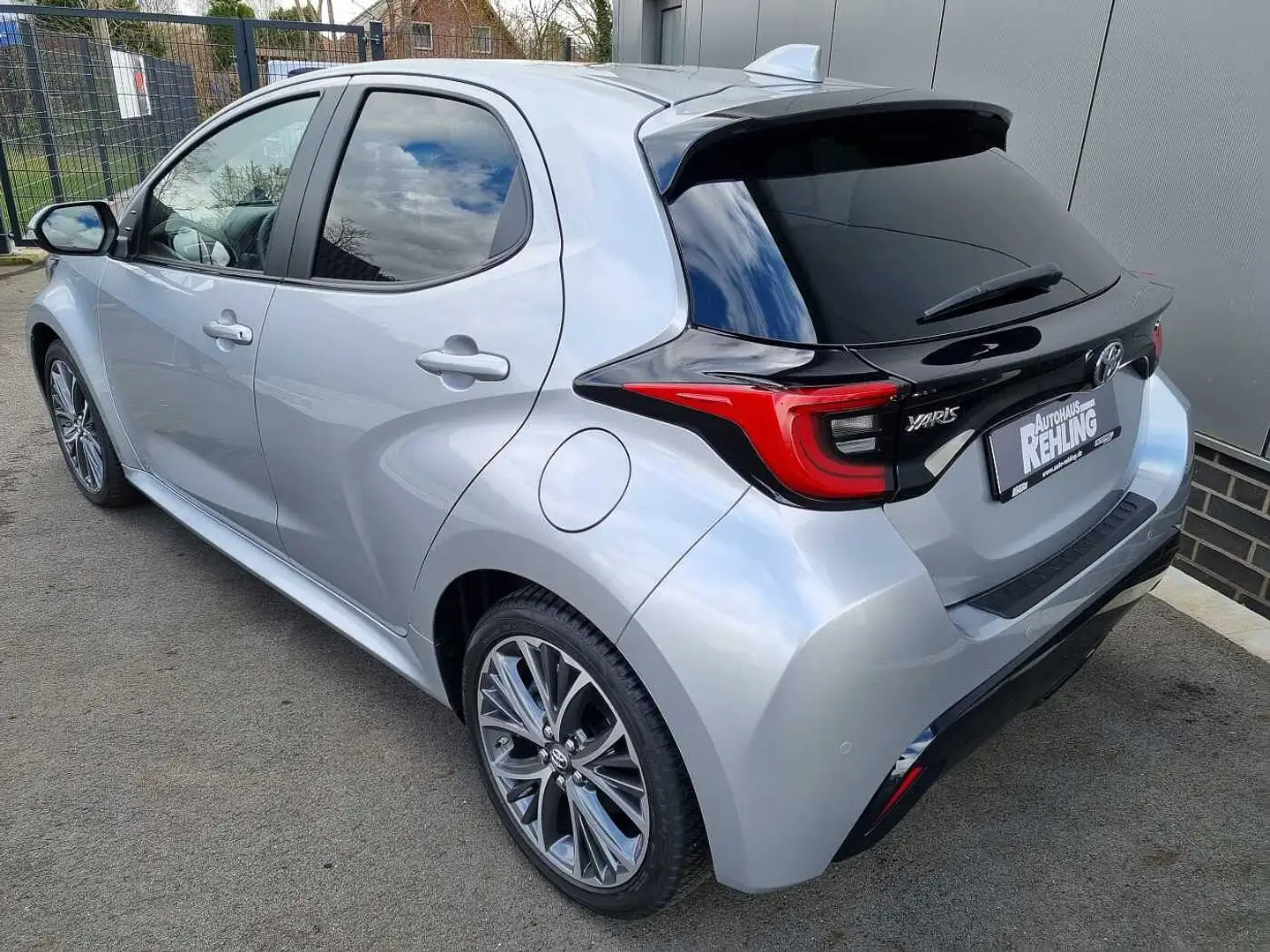 Toyota Yaris Hybrid 5-Türer 130 PS 1.5 VVT-i Style, Allwetter Silber - 2