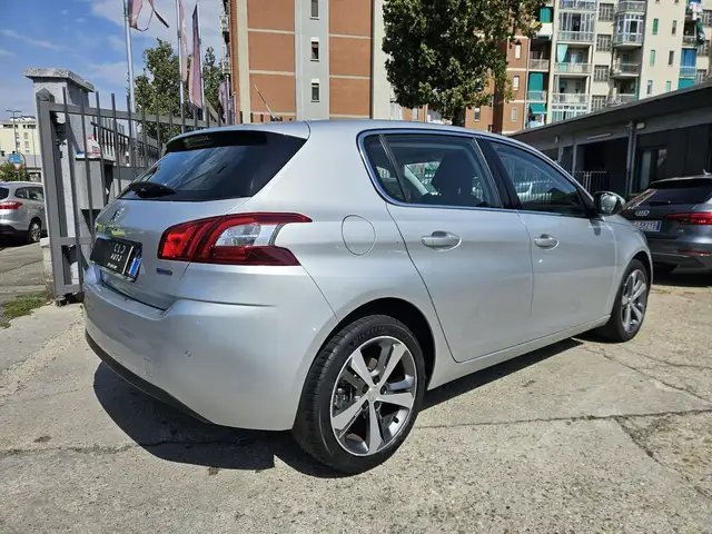 Peugeot 308 view 4