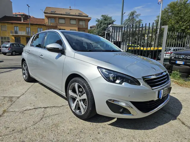 Peugeot 308 view 3