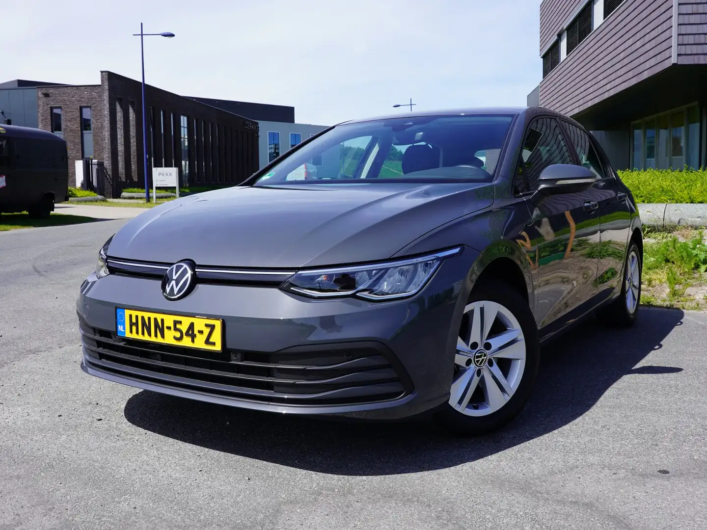 Volkswagen Golf 1.0 eTSI Life Business 110 PK Automaat Carplay Grijs - 1
