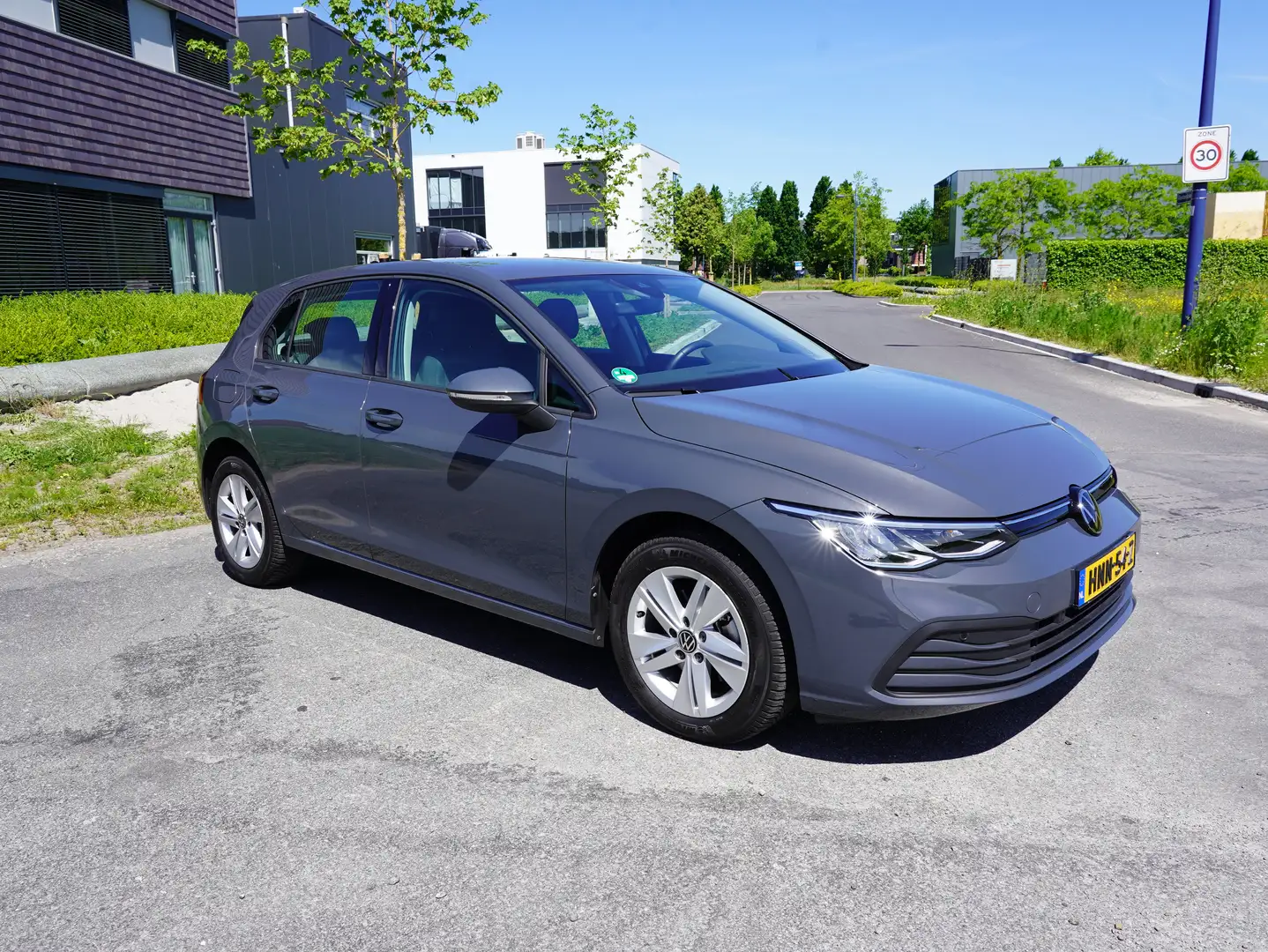 Volkswagen Golf 1.0 eTSI Life Business 110 PK Automaat Carplay Grijs - 2