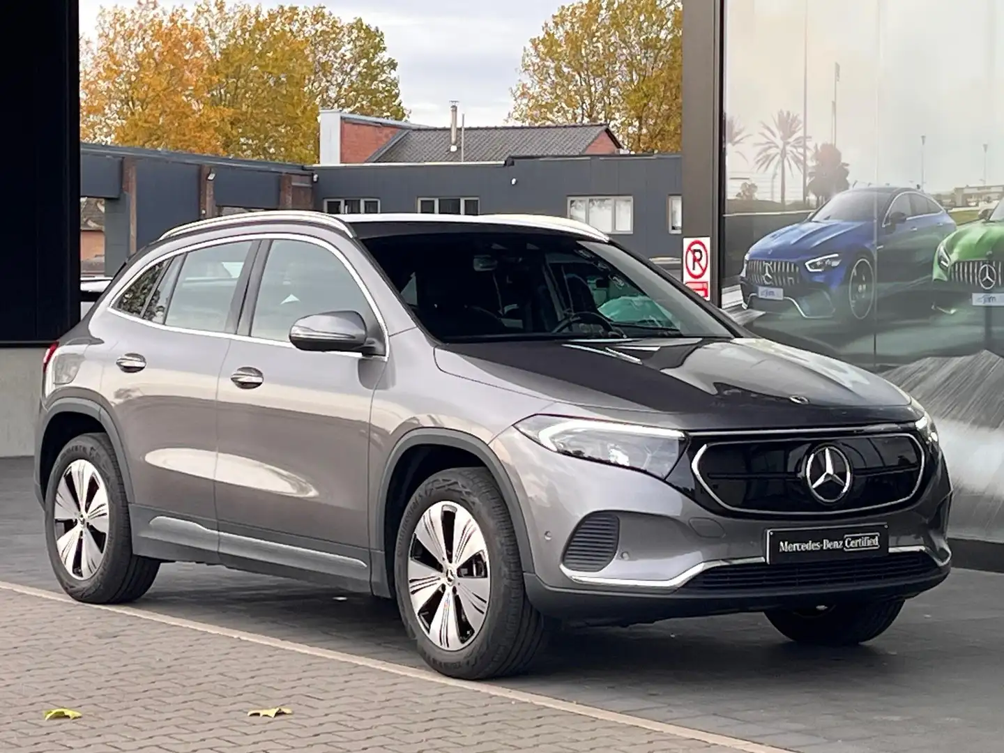Mercedes-Benz EQA 300 4MATIC Grijs - 2