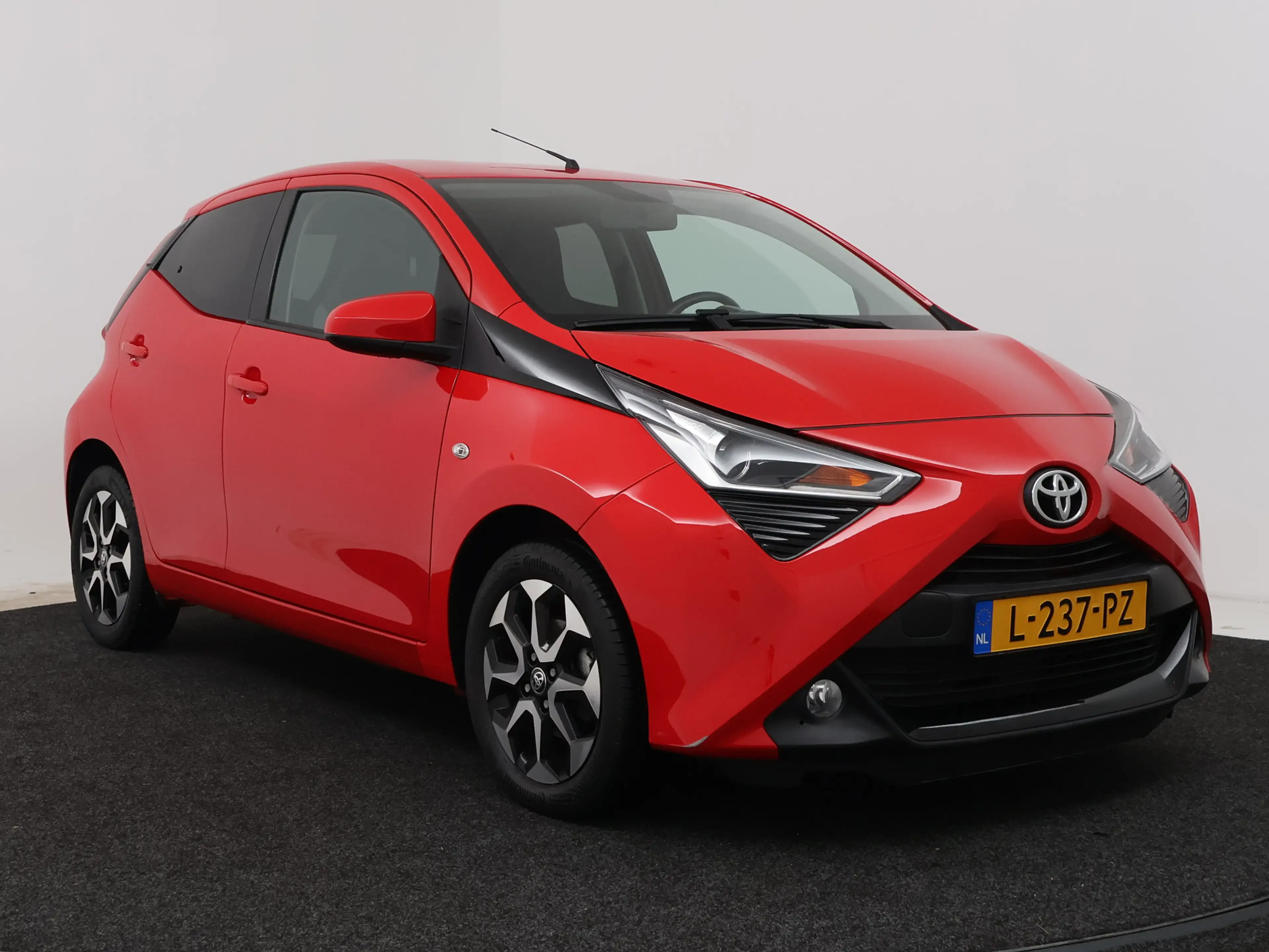 Toyota Aygo 1.0 VVT-i x-joy | Climate Control | Apple Carplay/ — photo 4