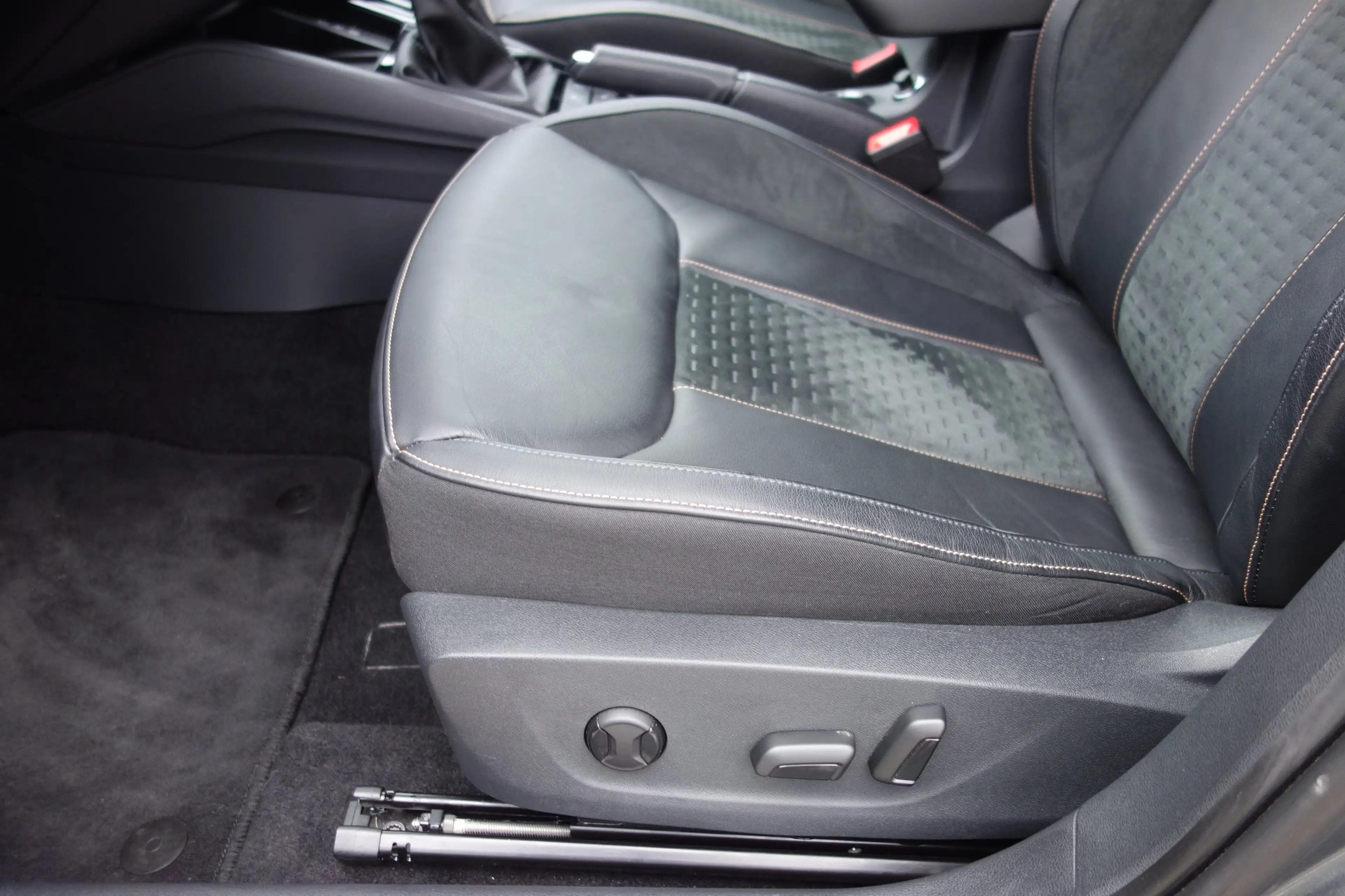 Skoda Scala Top Selection Leder / Navigation / Garantie — photo 2
