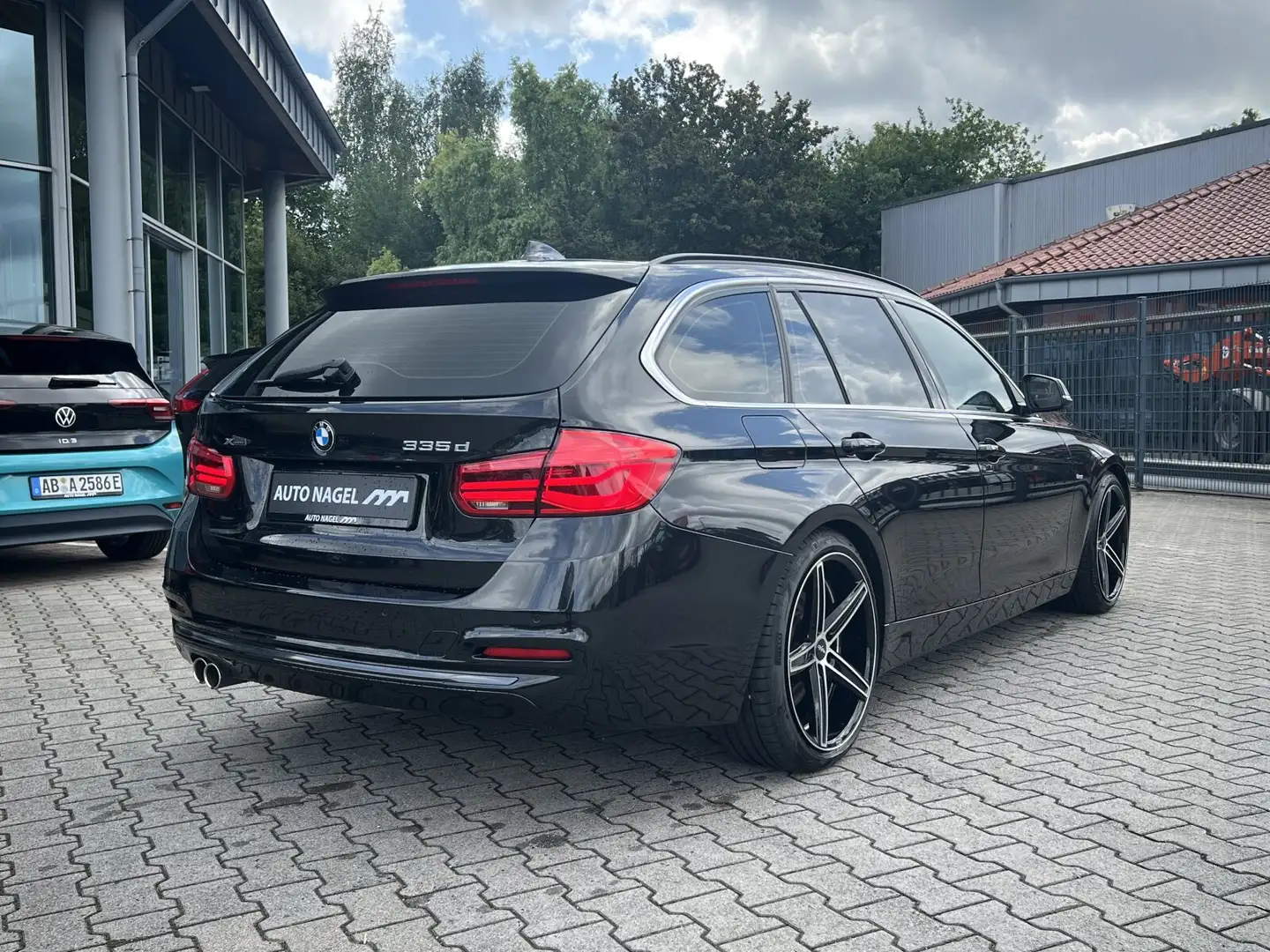 BMW 335 3er - 335 d xDrive Luxury Line  Navi/Pano.-Dach/BC Zwart - 2