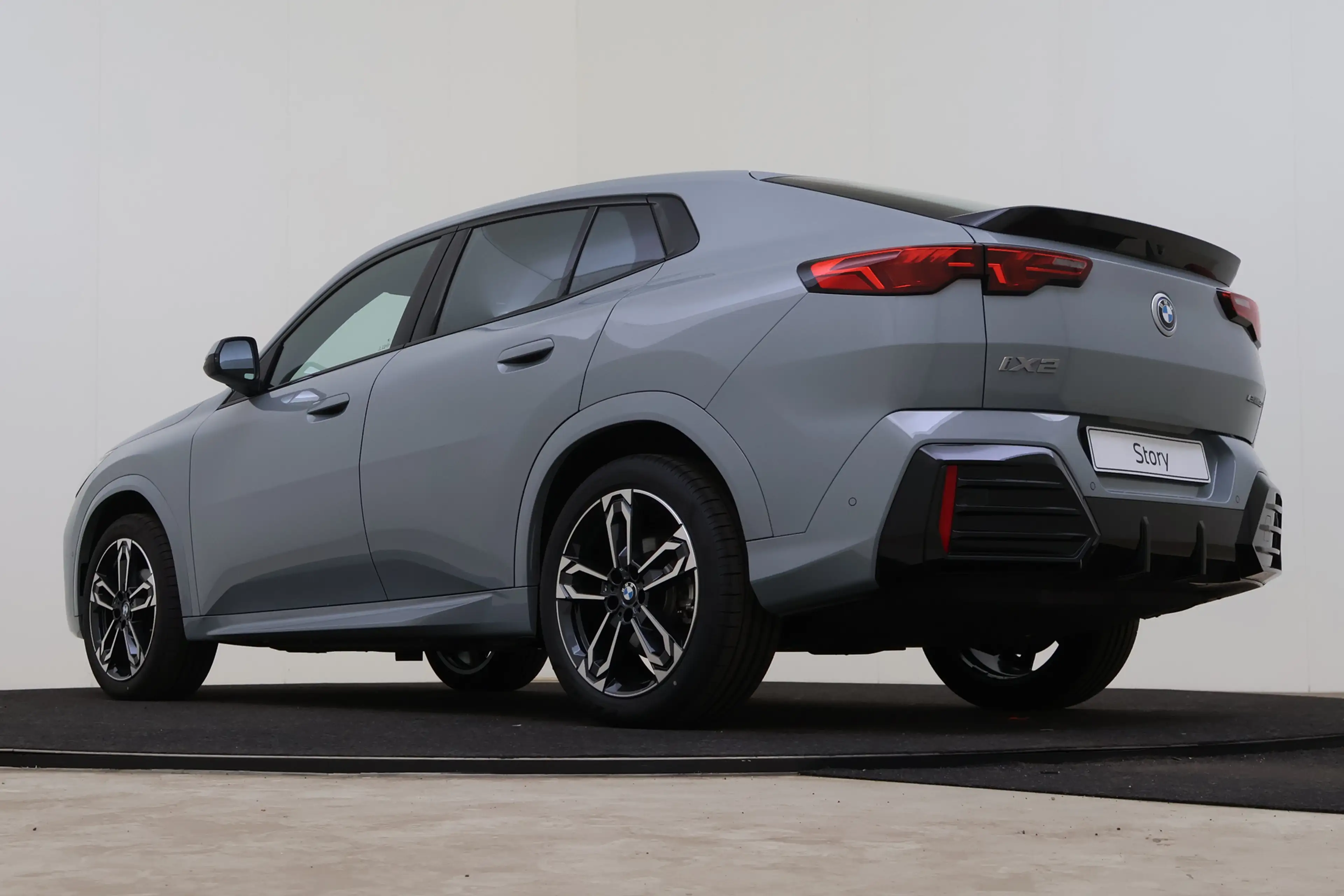 BMW iX2 eDrive20 M Sport / Sportstoelen / Achteruitrijcame — photo 11