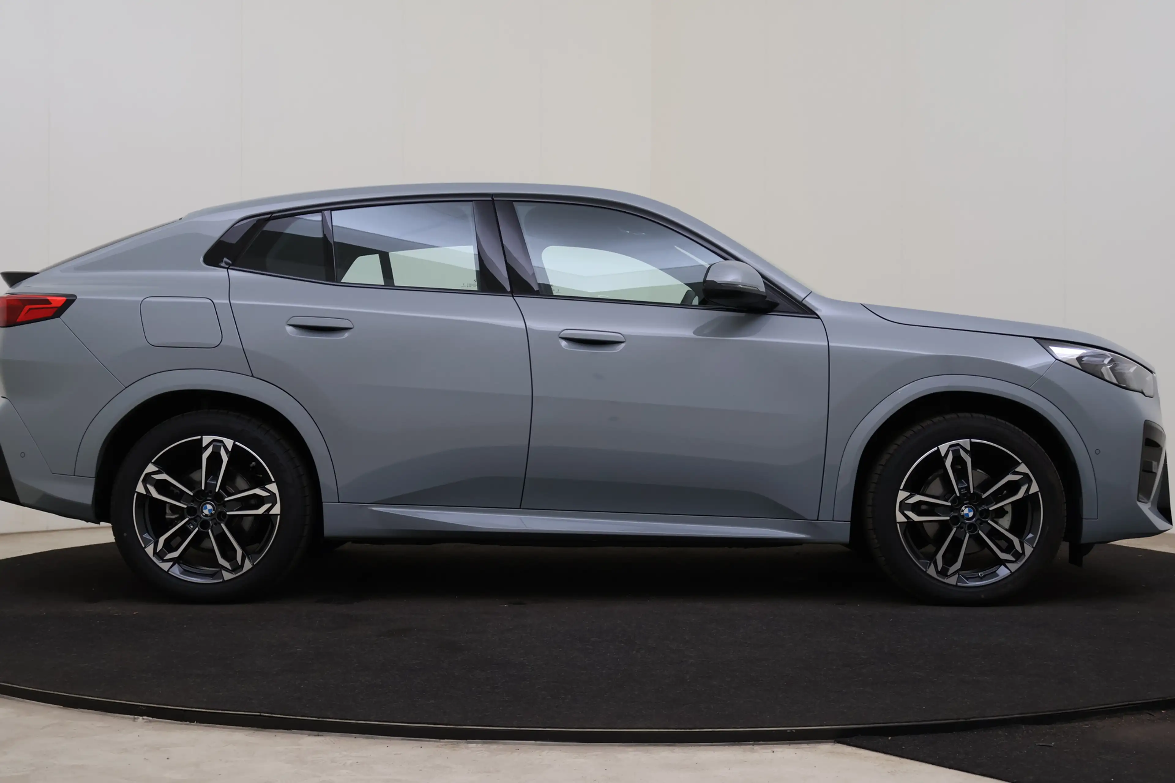 BMW iX2 eDrive20 M Sport / Sportstoelen / Achteruitrijcame — photo 7