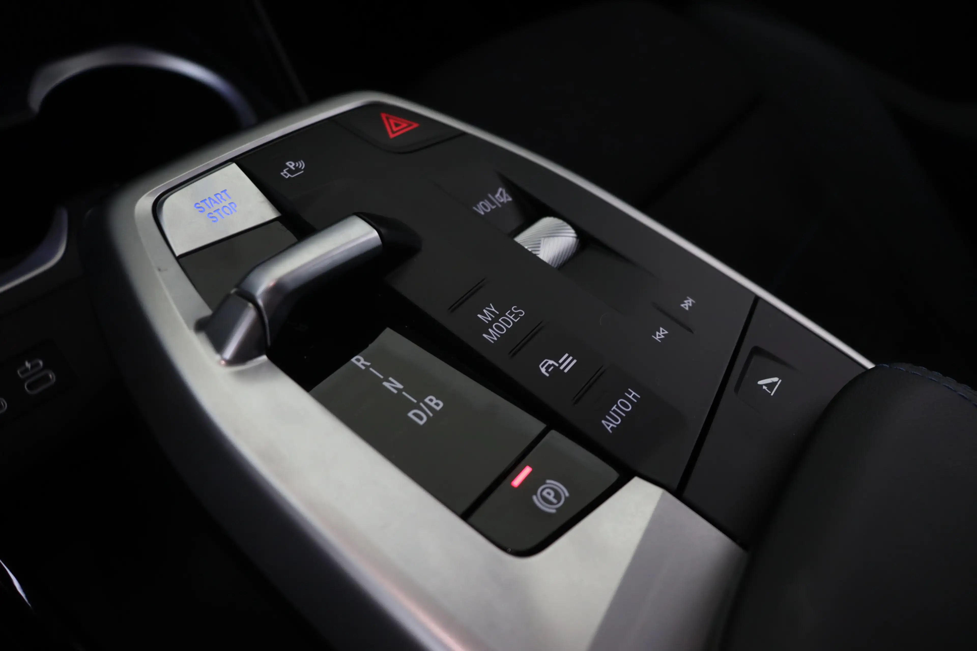 BMW iX2 eDrive20 M Sport / Sportstoelen / Achteruitrijcame — photo 6
