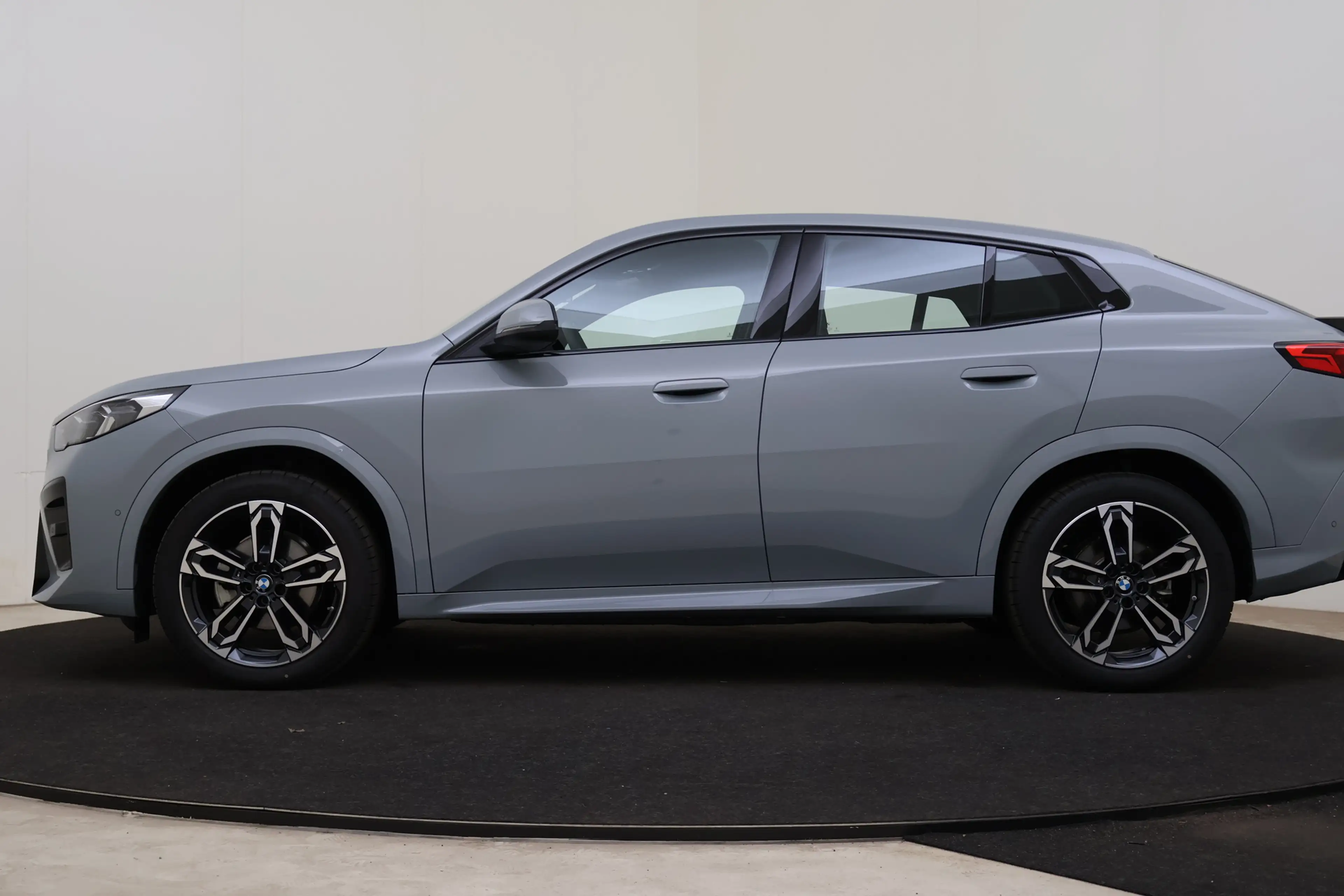 BMW iX2 eDrive20 M Sport / Sportstoelen / Achteruitrijcame — photo 14