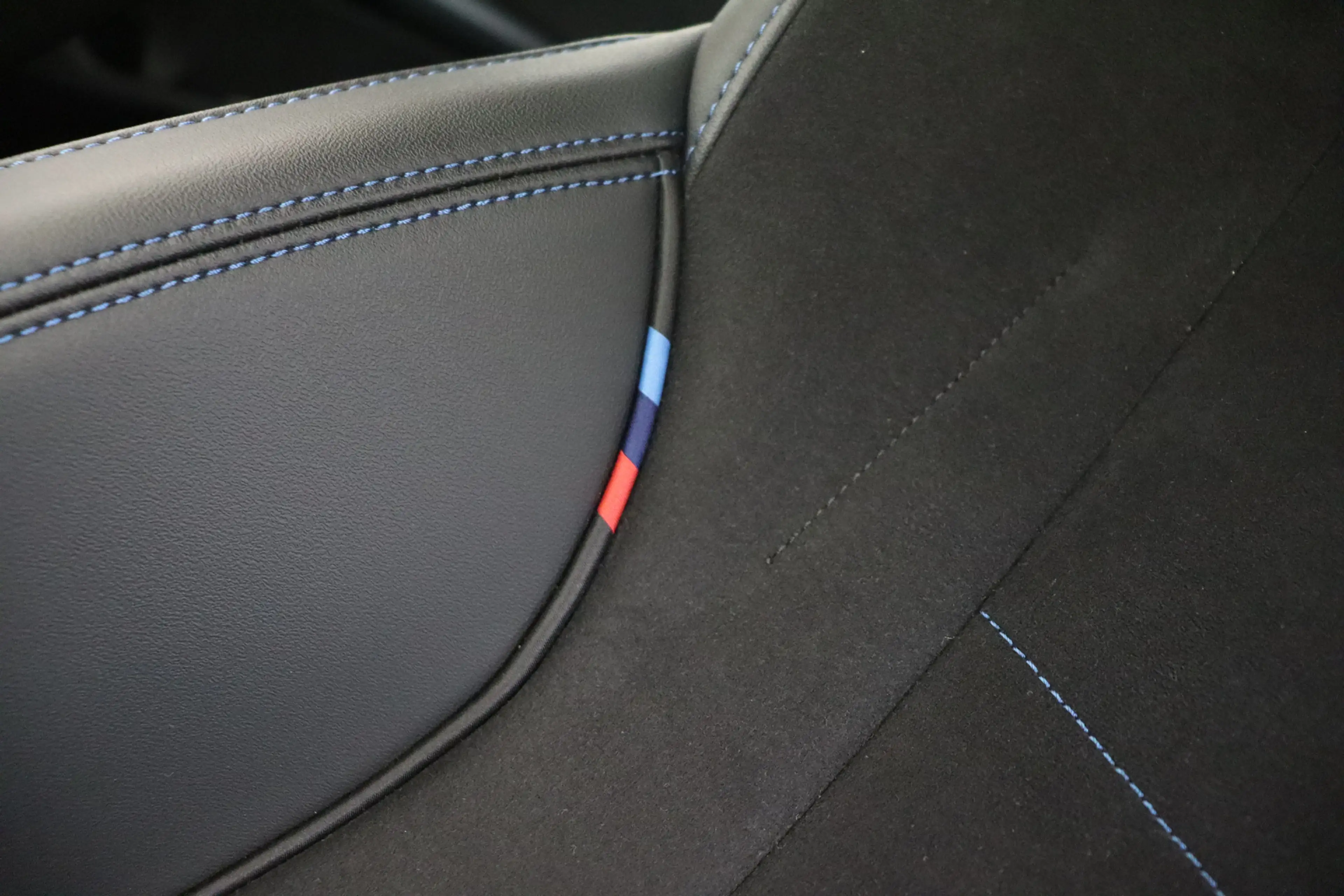 BMW iX2 eDrive20 M Sport / Sportstoelen / Achteruitrijcame — photo 9