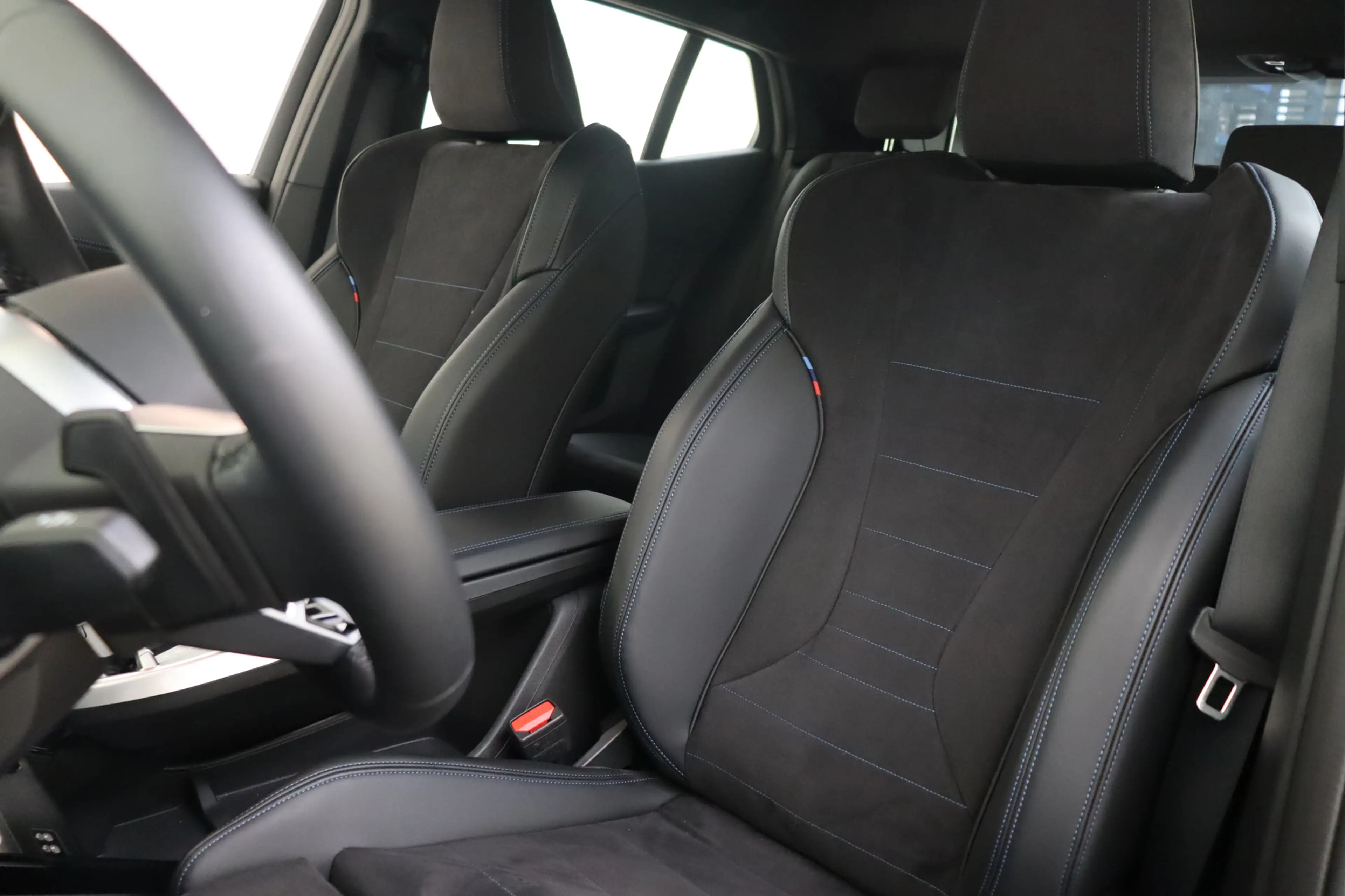 BMW iX2 eDrive20 M Sport / Sportstoelen / Achteruitrijcame — photo 8