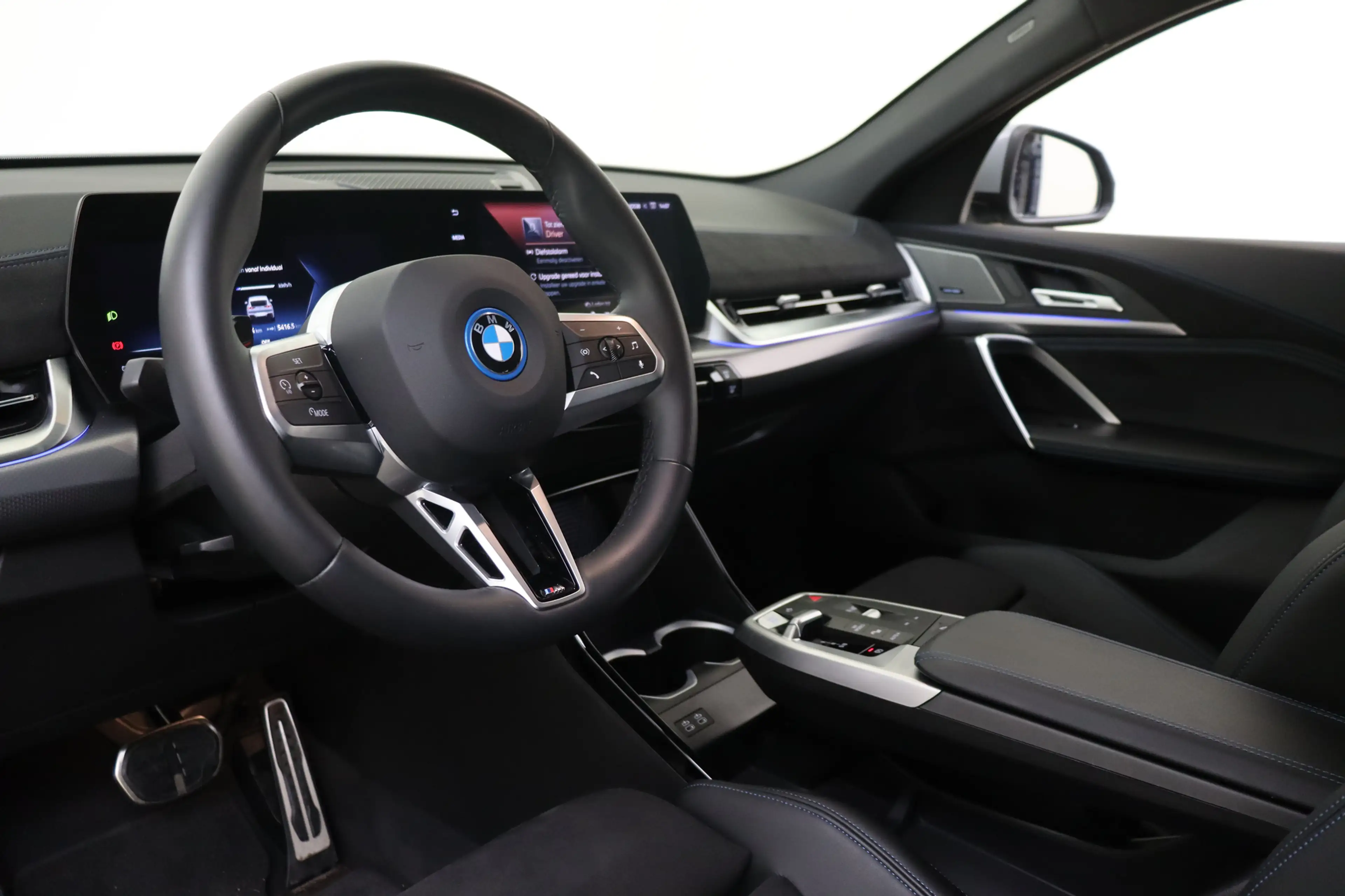 BMW iX2 eDrive20 M Sport / Sportstoelen / Achteruitrijcame — photo 3