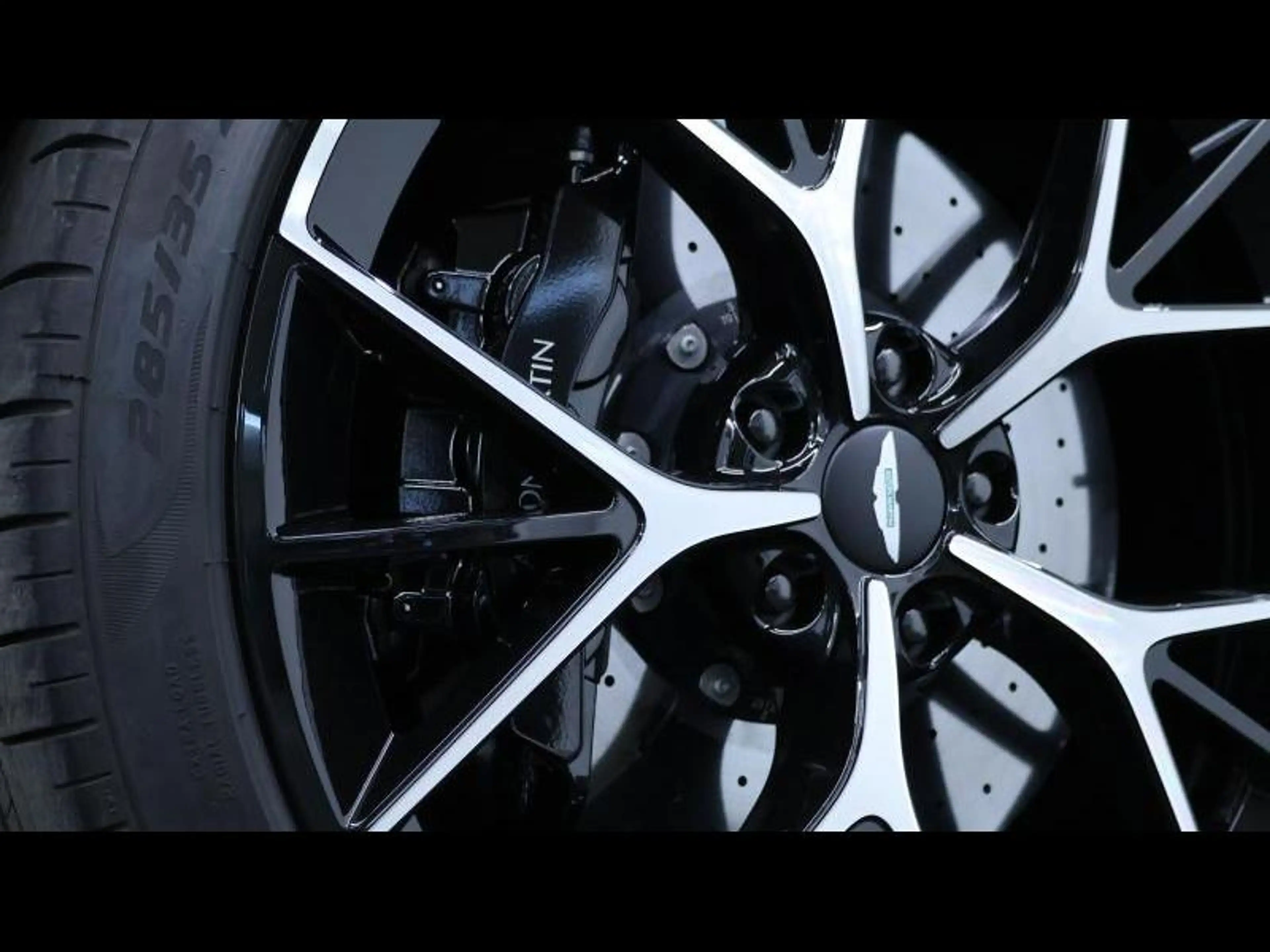 Aston Martin DBX 707 V8 — photo 10