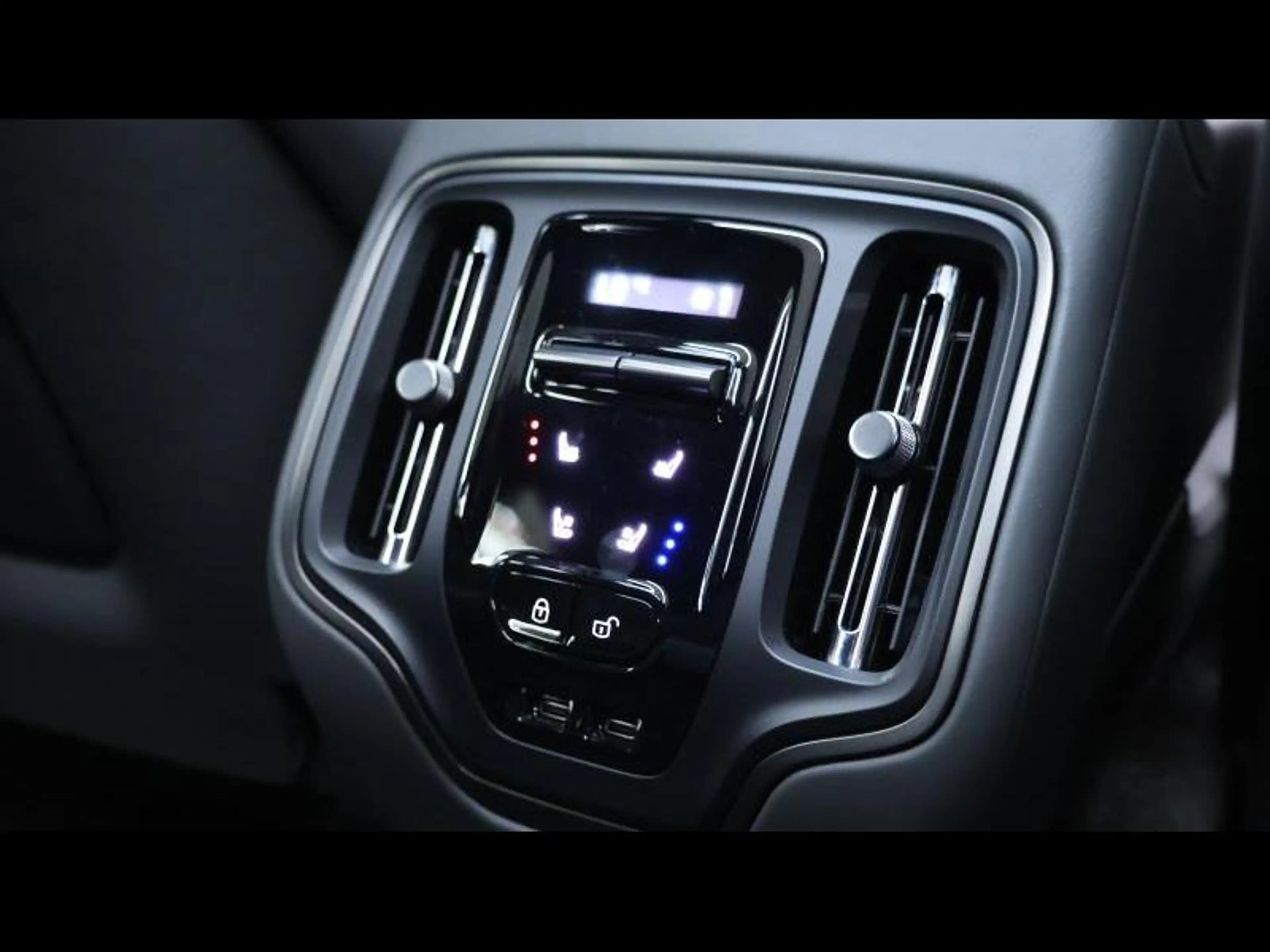 Aston Martin DBX 707 V8 — photo 15