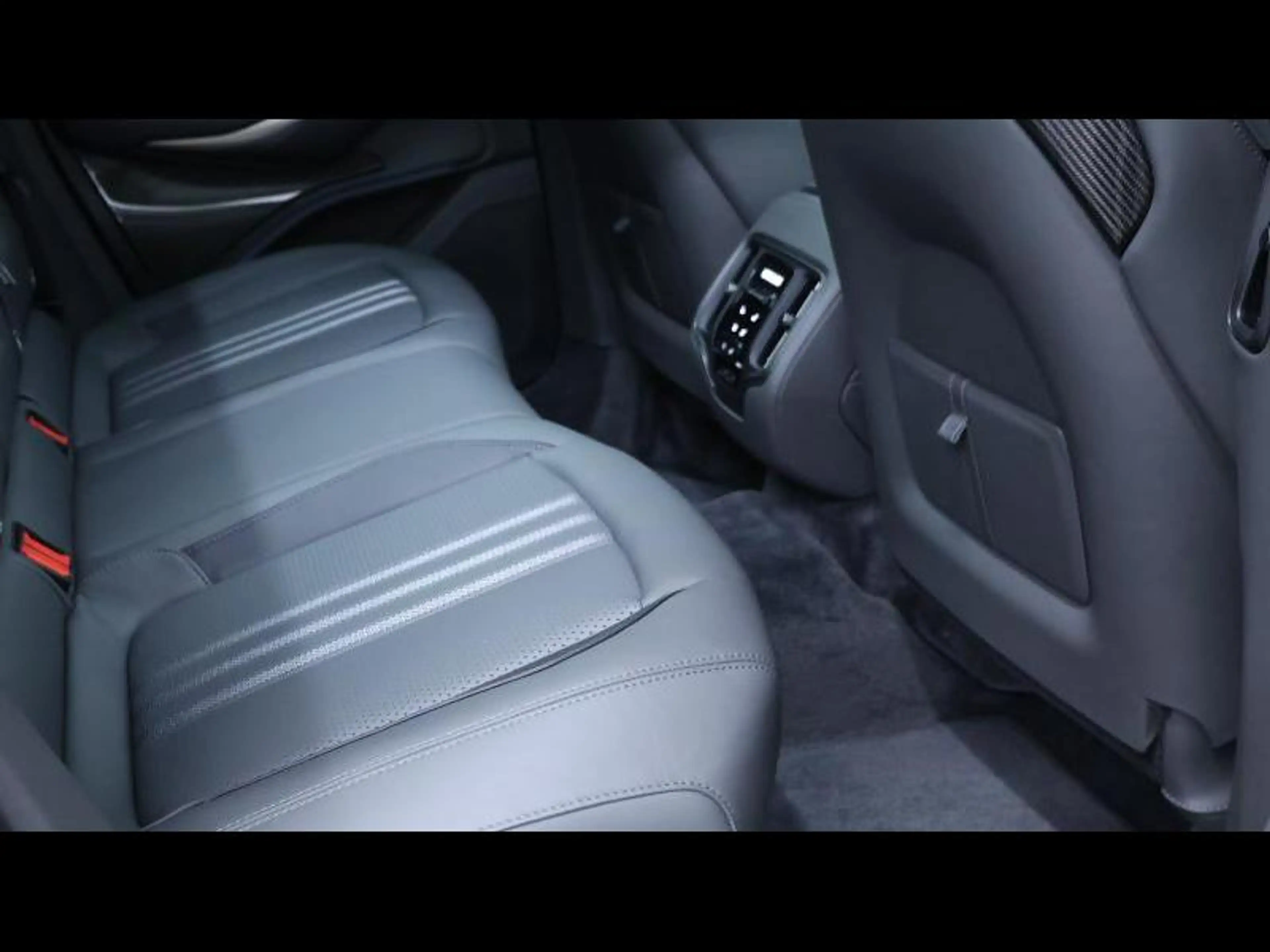 Aston Martin DBX 707 V8 — photo 14