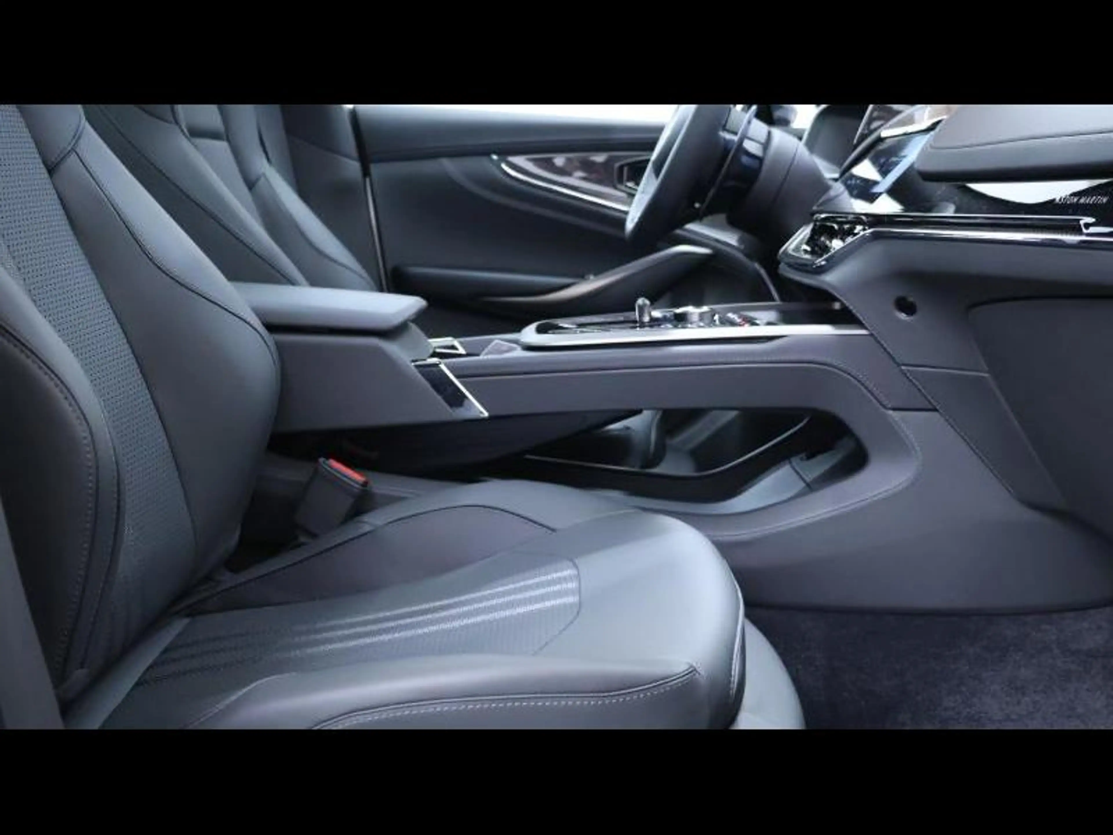 Aston Martin DBX 707 V8 — photo 11