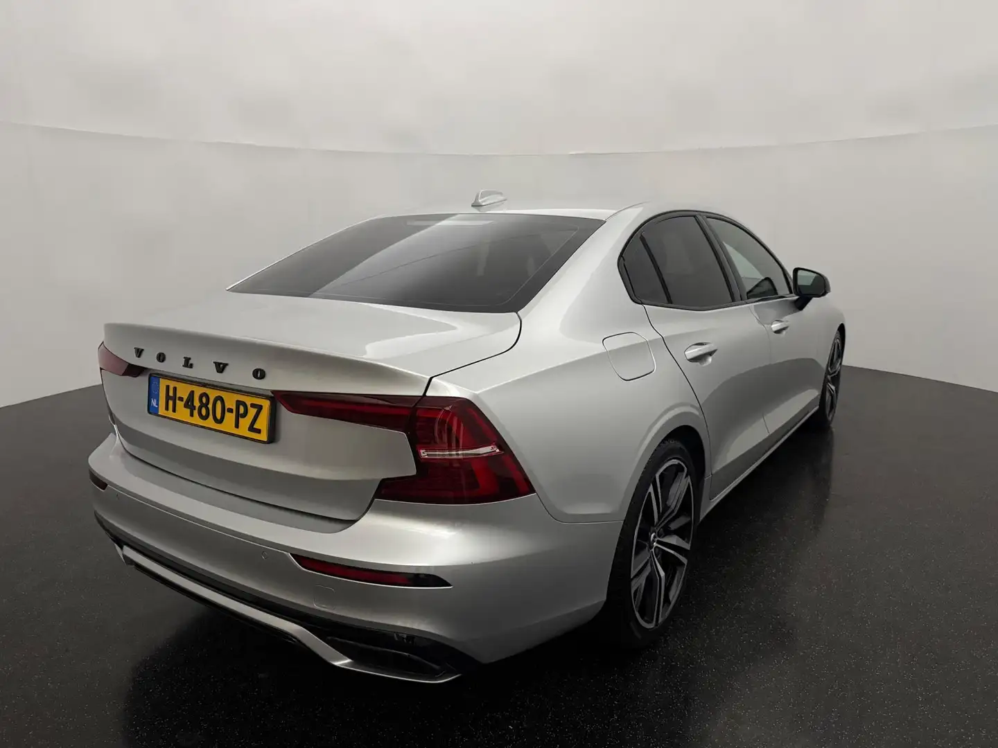 Volvo S60 2.0 T4 AUT R-Design / Polestar uitlaat / 19 inch Grau - 2