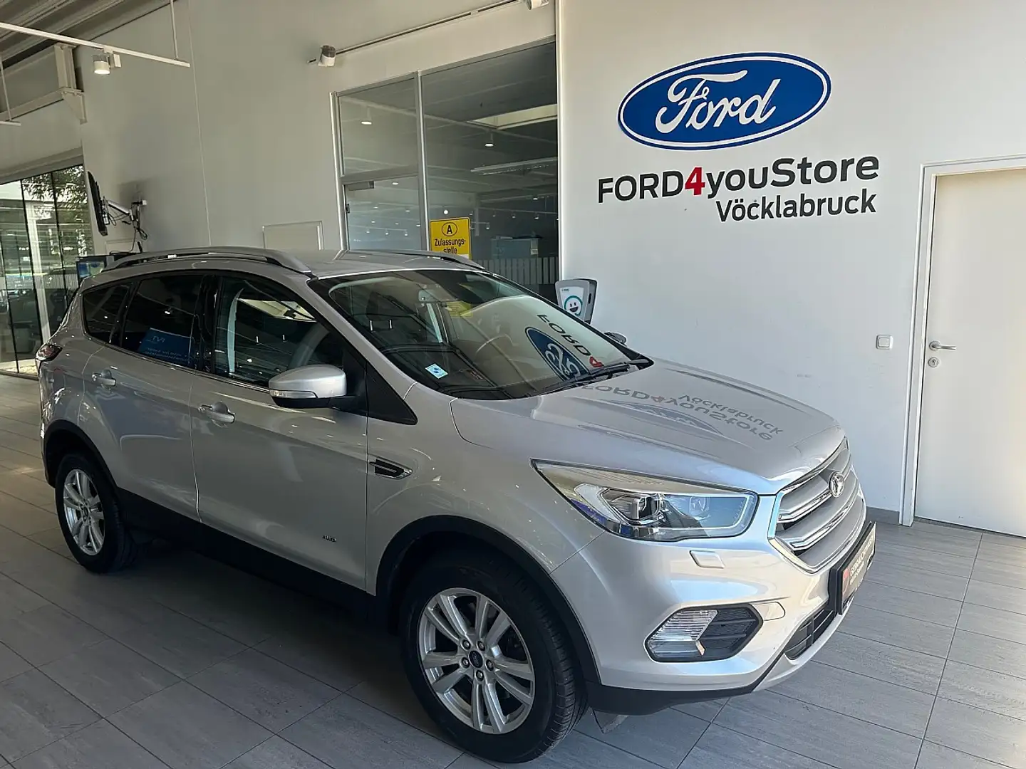 Ford Kuga 1,5 EcoBoost Trend Start/Stop AWD Silber - 1