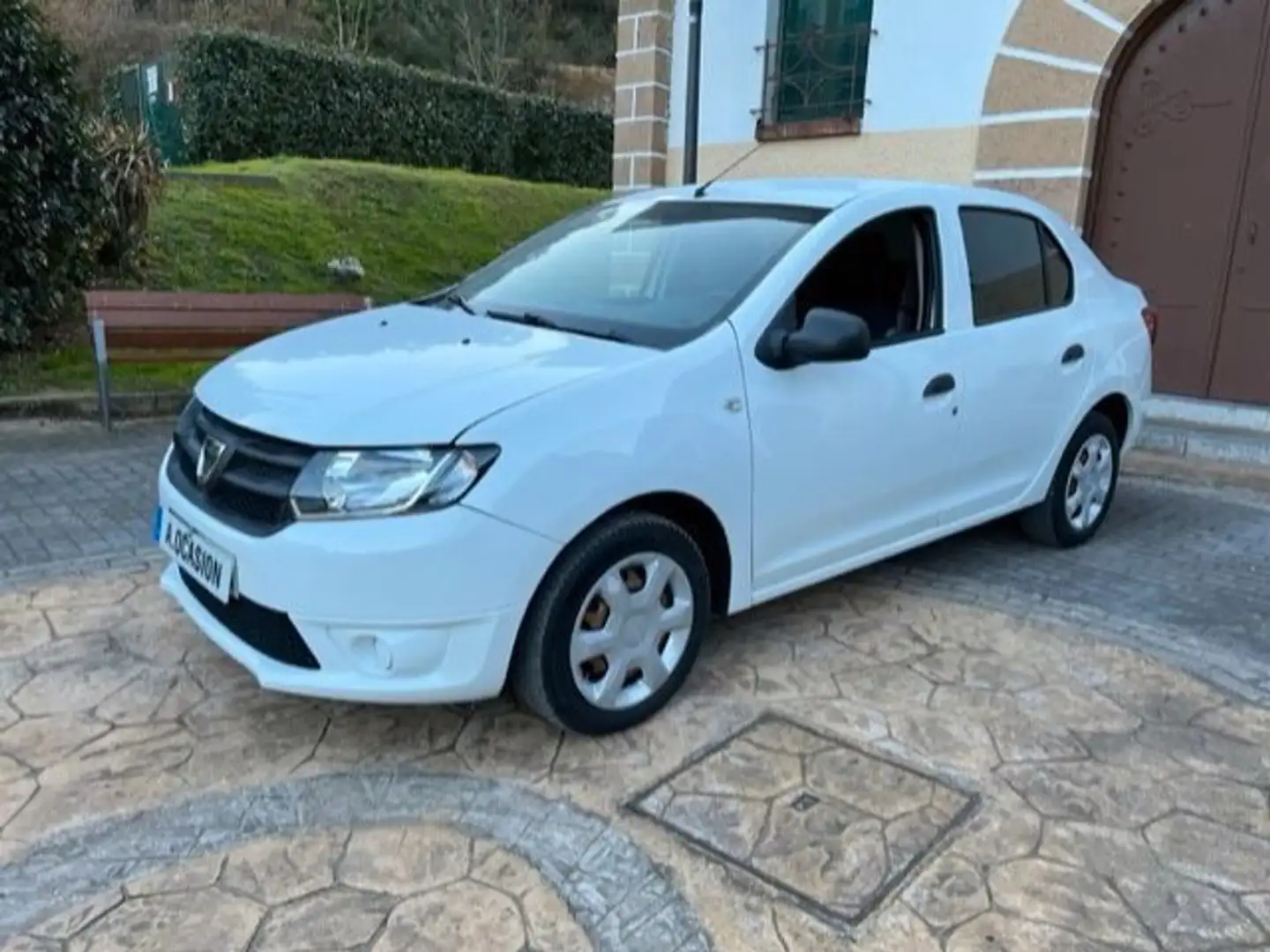 Dacia Logan 1.2 Ambiance White - 1