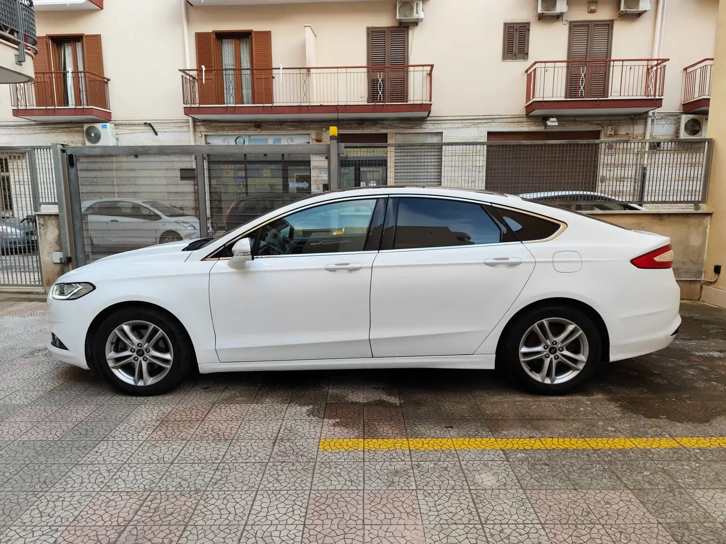 Ford Mondeo 2.0 TDCi 150 CV S&S 5 porte Titanium Bianco - 2