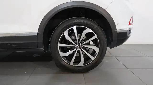 Volkswagen T-Roc view 9