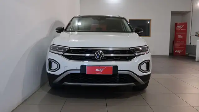 Volkswagen T-Roc view 8