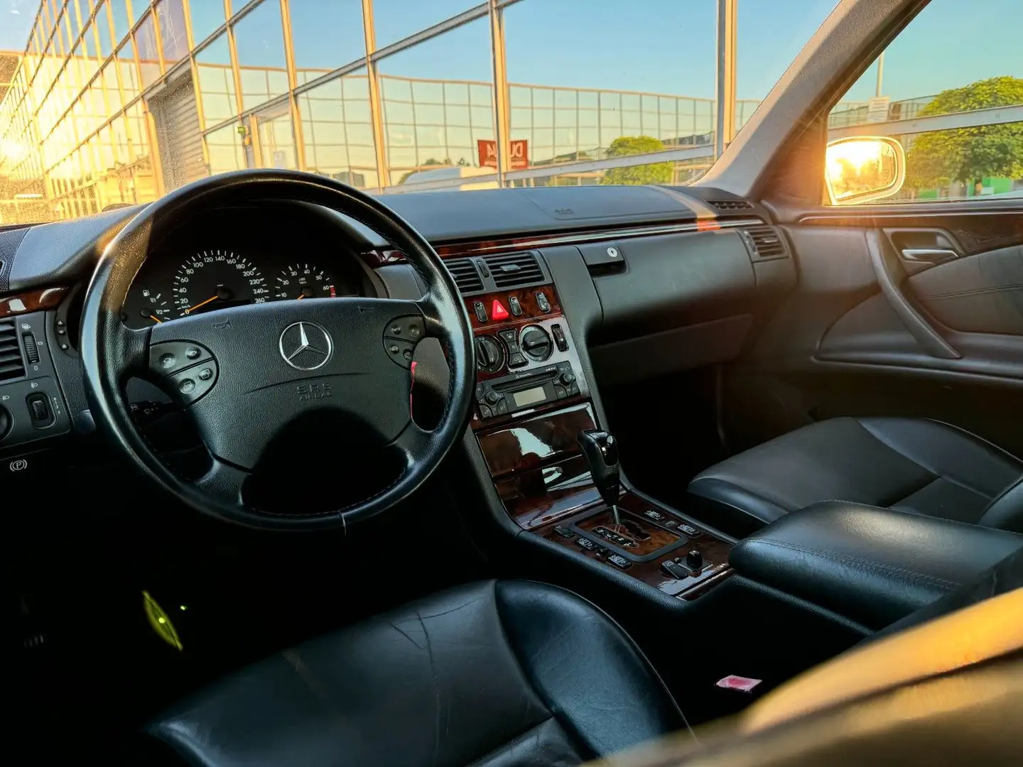 Mercedes-Benz E 240 ELEGANCE AUT Leder Klima Argent - 2