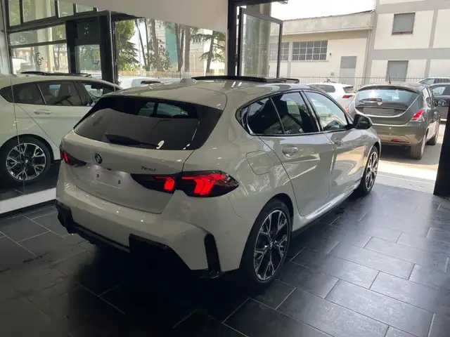 BMW 1 Series view 8