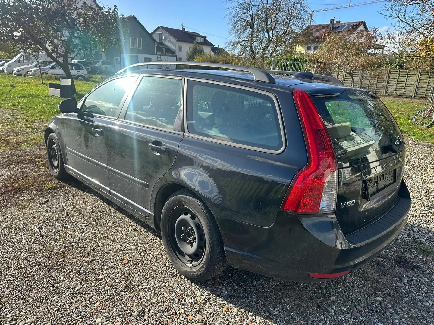 Volvo V50 1.6 D Drive Kinetic Schwarz - 1