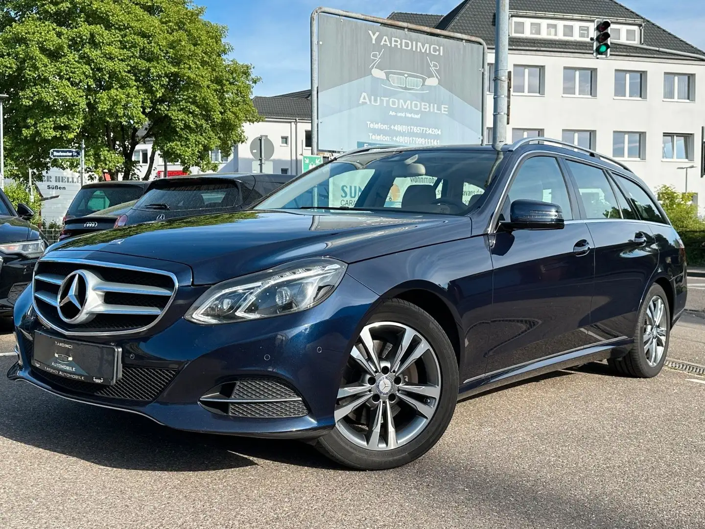 Mercedes-Benz E 220 BlueTec 4Matic Avantgarde *LEDER*ILS*EU6* Blau - 1