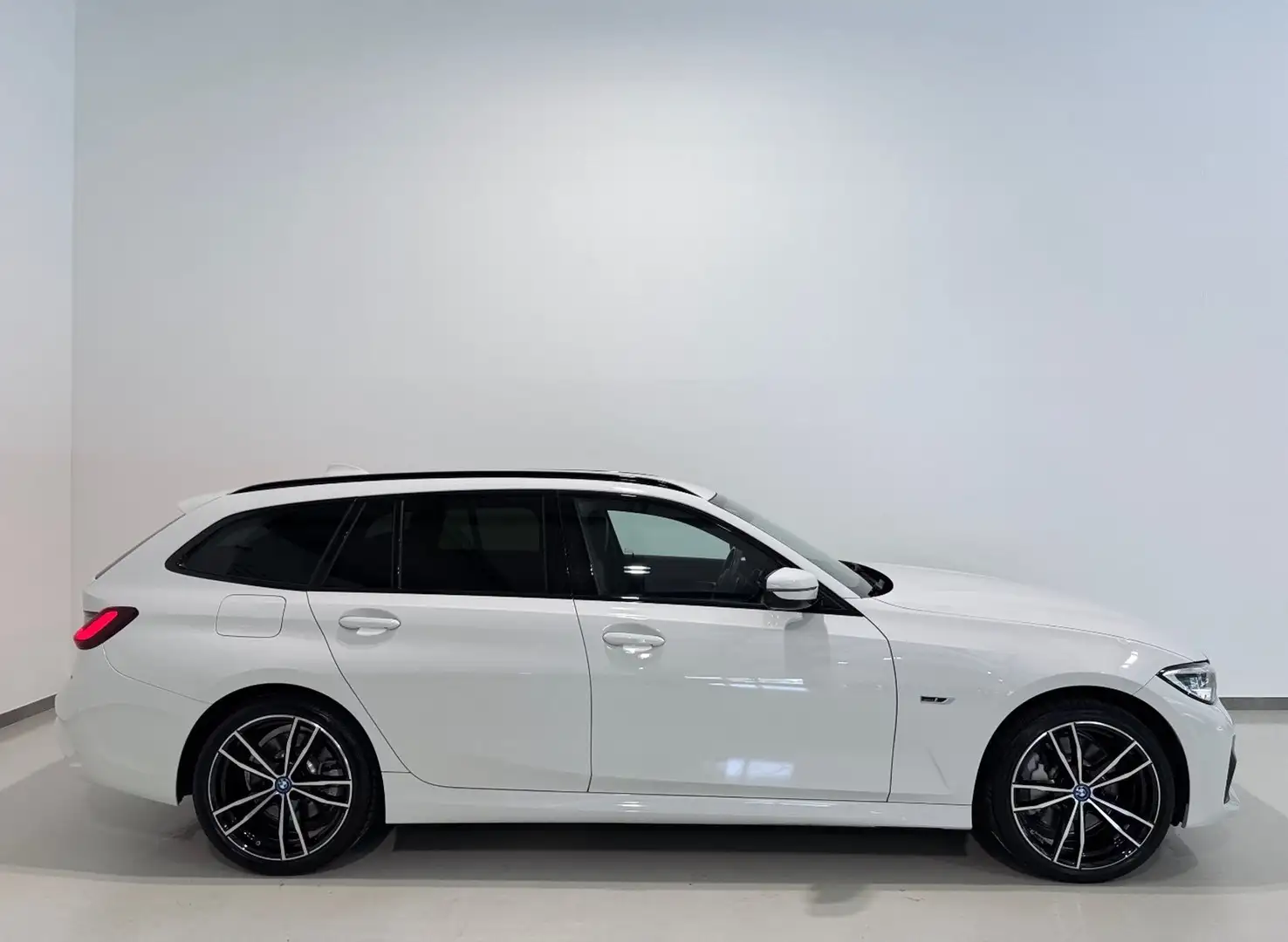 BMW 330 e xDrive G21/M-Sport/HEAD-UP/Laser/KEYLESS Weiß - 2