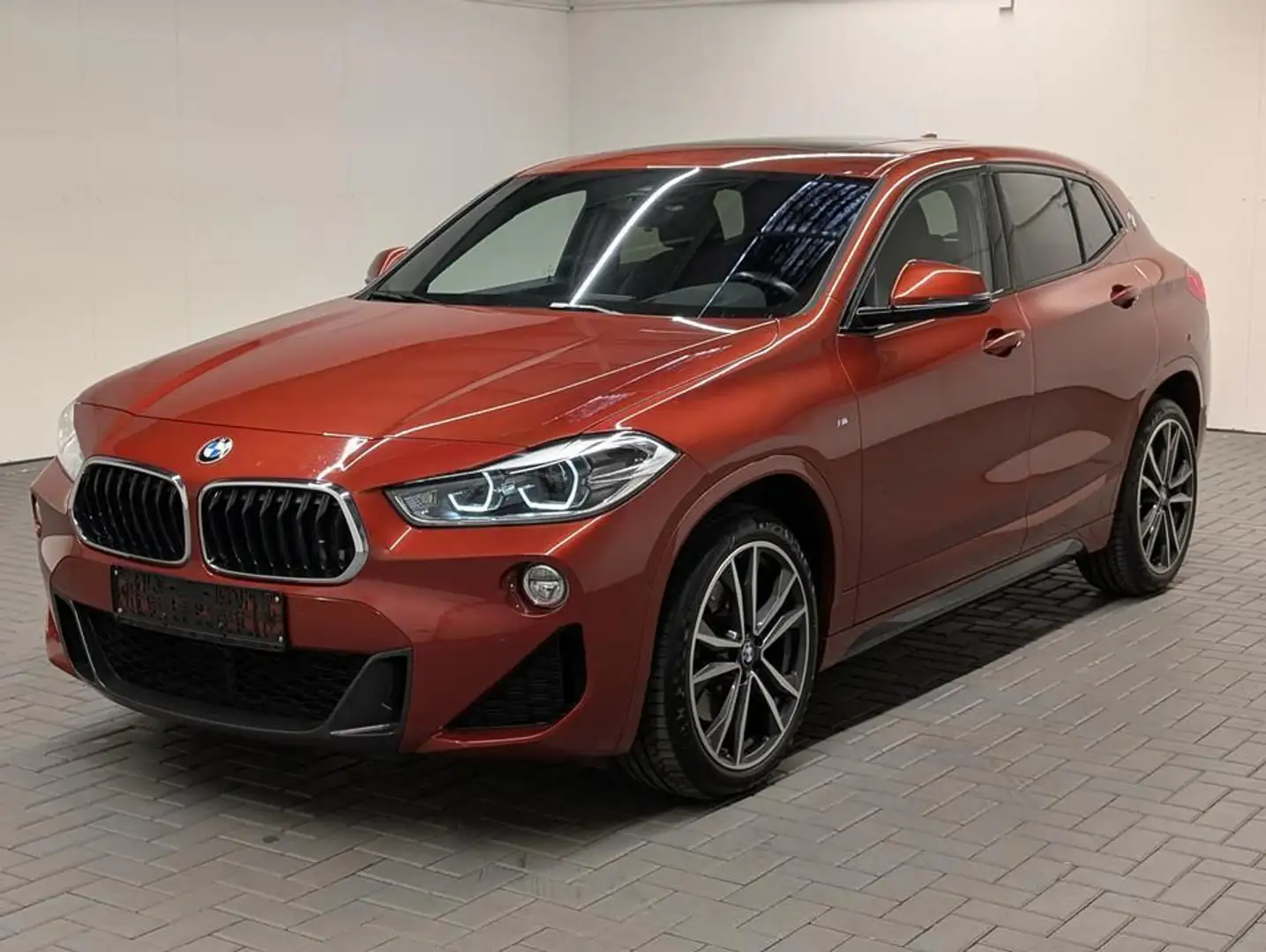BMW X2 xDrive M-Sport LED/HUD/AHK/Pano/ACC/Kam/SHZ Orange - 1