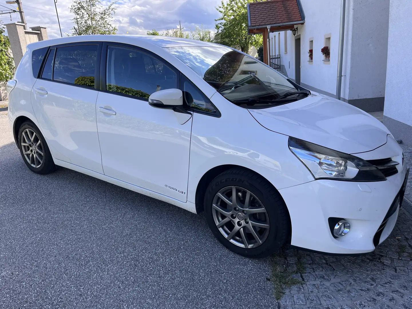 Toyota Verso 2,2 D-4D D-CAT Lounge DPF Aut. Weiß - 1