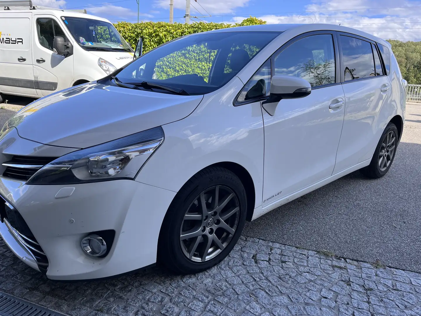 Toyota Verso 2,2 D-4D D-CAT Lounge DPF Aut. Weiß - 2
