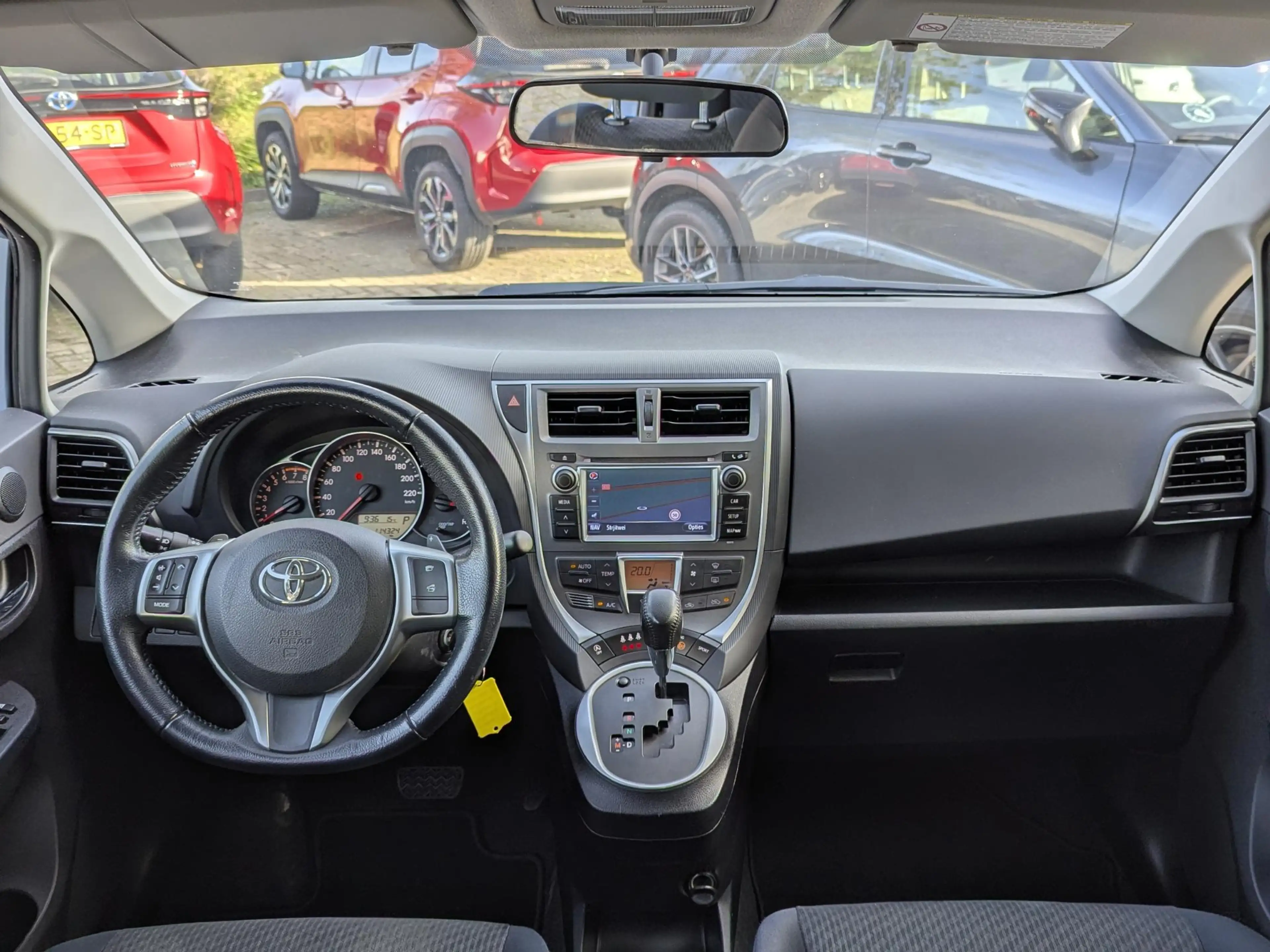 Toyota Verso-S 1.3 VVT-i Aspiration | Trekhaak | Climate control — photo 3