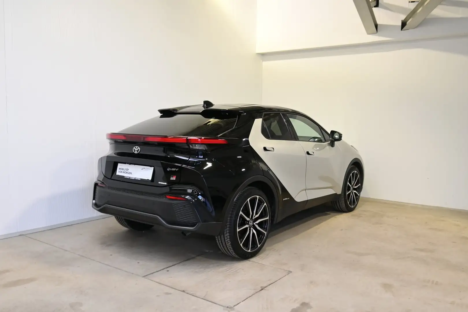 Toyota C-HR 2,0 Hybrid E-CVT 4WD GR Sport Premiere Edition Silber - 2