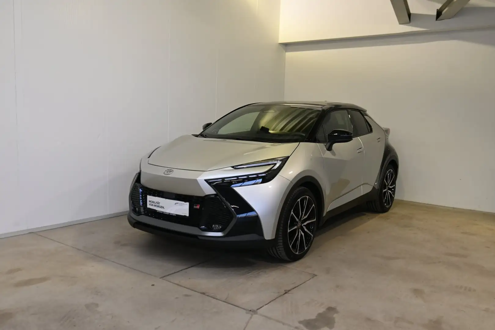 Toyota C-HR 2,0 Hybrid E-CVT 4WD GR Sport Premiere Edition Silber - 1
