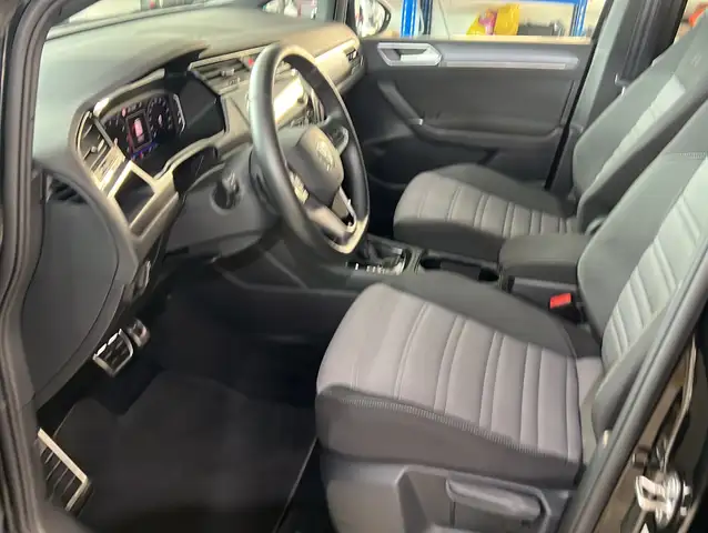 Volkswagen Touran view 3