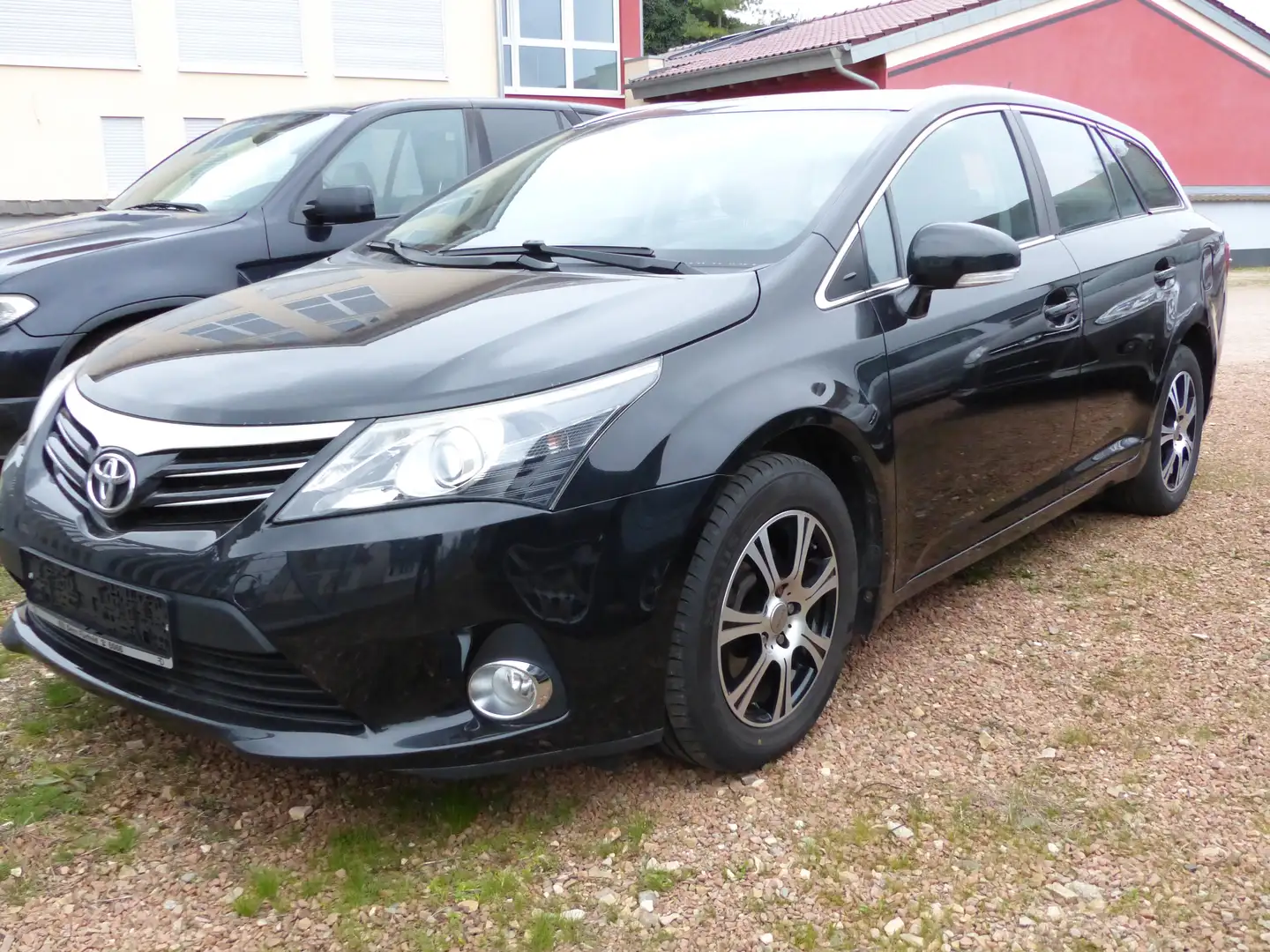 Toyota Avensis Combi 1.6 Life Schwarz - 1