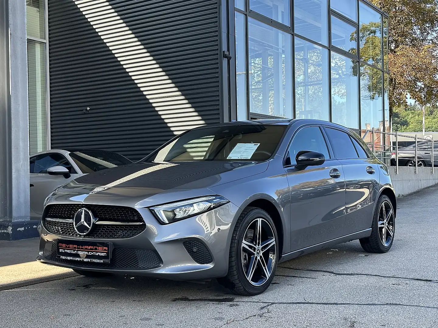 Mercedes-Benz A 250 e PHEV Aut. Grau - 2