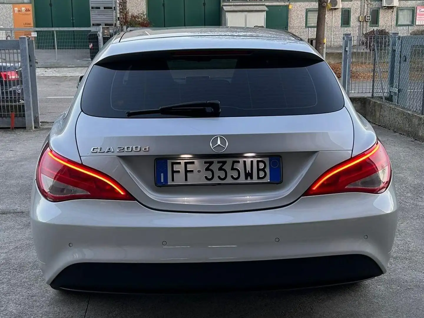 Mercedes-Benz CLA 200 CLA Shooting Brake 200d Business automatik Argento - 2