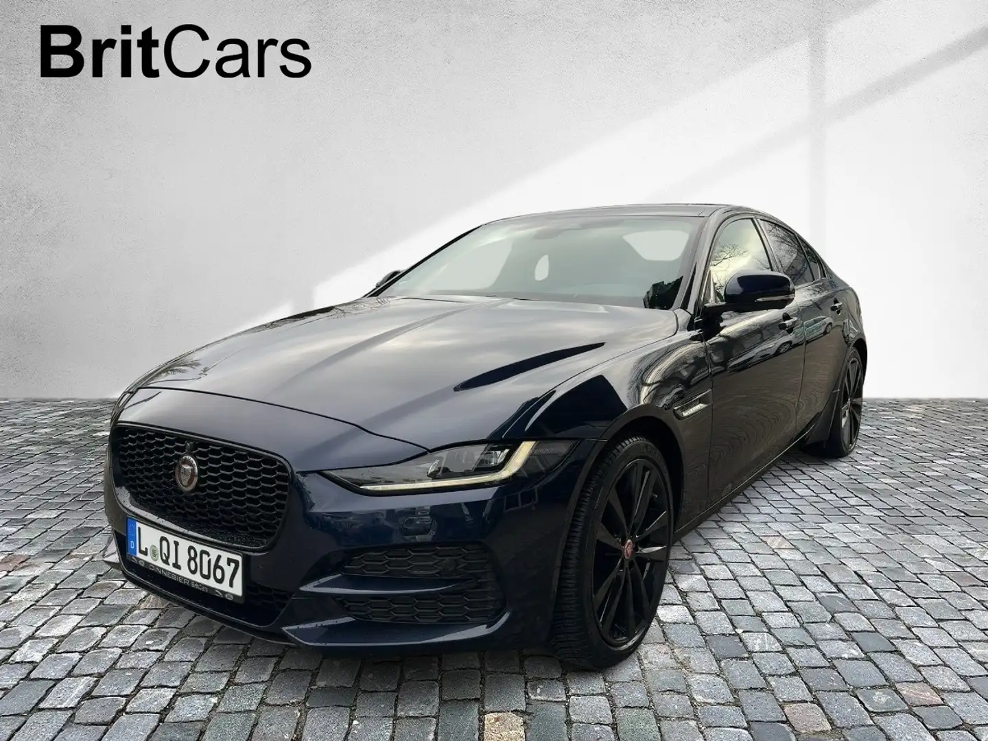 Jaguar XE D200 AWD HSE *Black-Pack Navigation* - 1