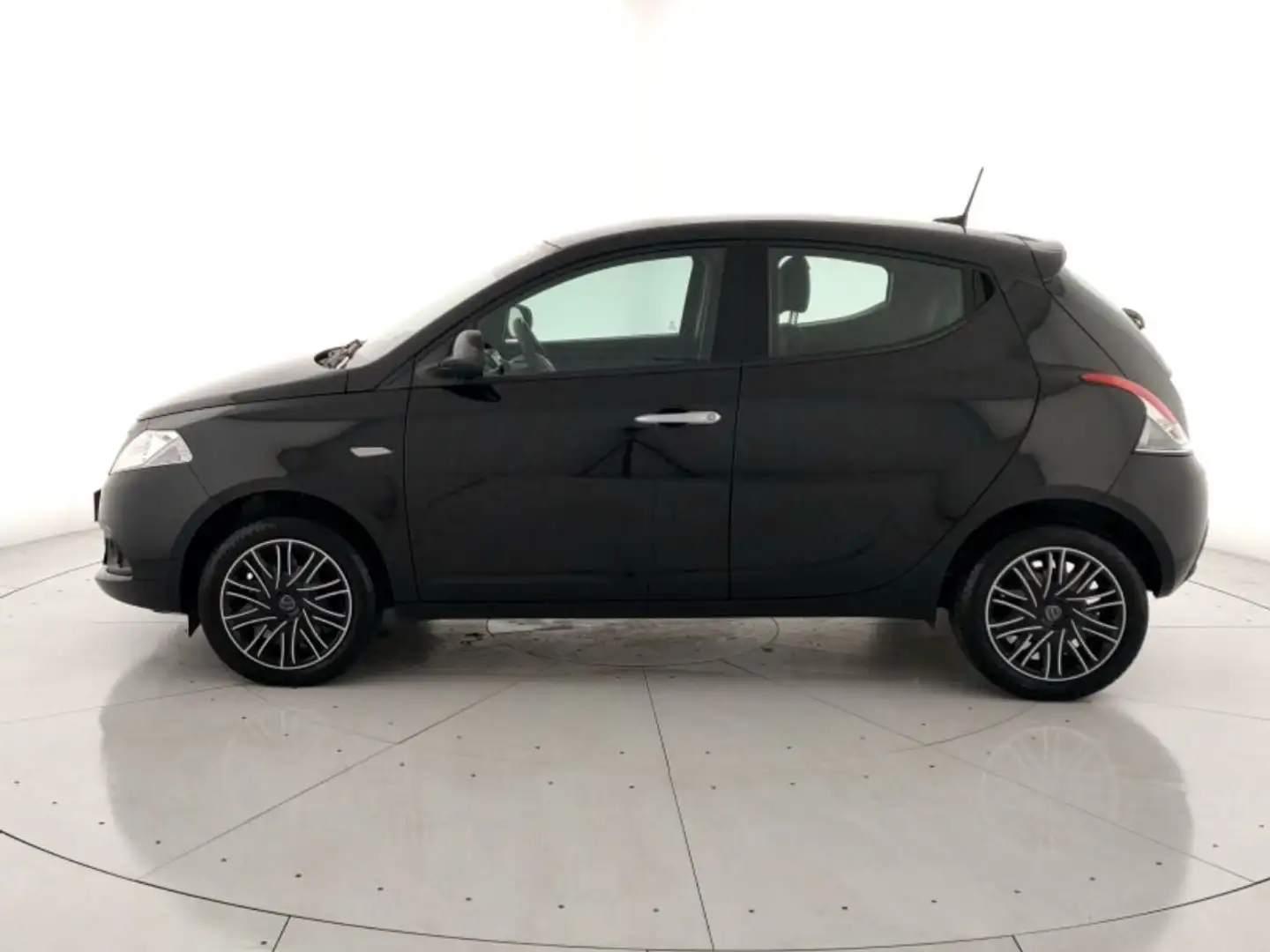 Lancia Ypsilon 1.0 firefly hybrid Silver Plus s&s 70cv Zwart - 2