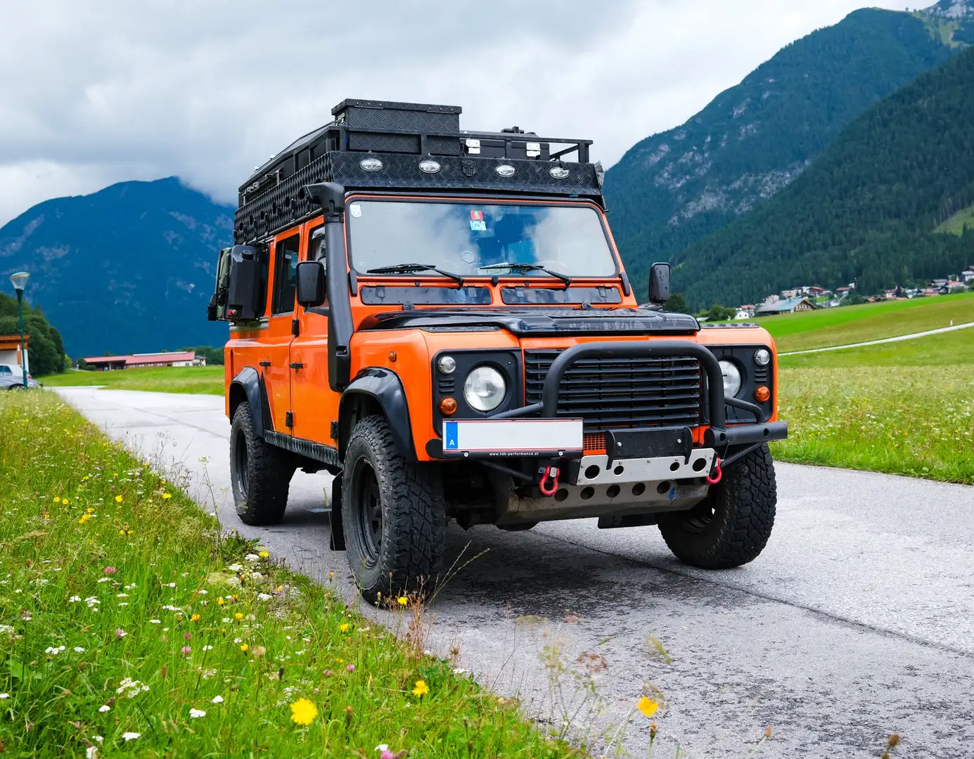Land Rover Defender 110" Station Wagon 2,5 TD - 1